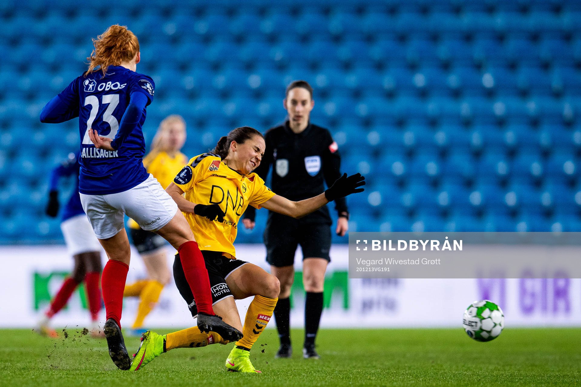 Stine Ballisager Pedersen of Vålerenga and Heidi Elisabeth