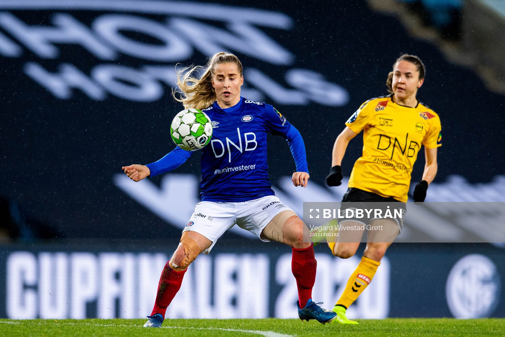 Sigrid Heien Hansen of Vålerenga and Heidi Elisabeth