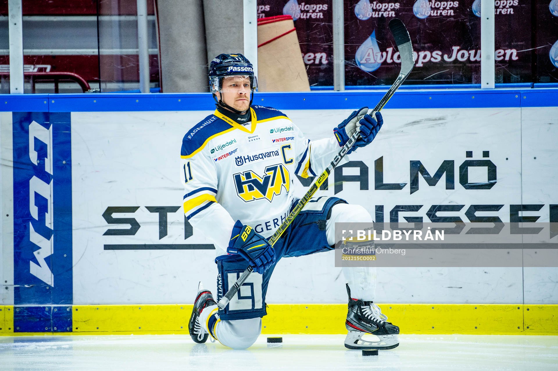 s Simon Önerud värmer upp