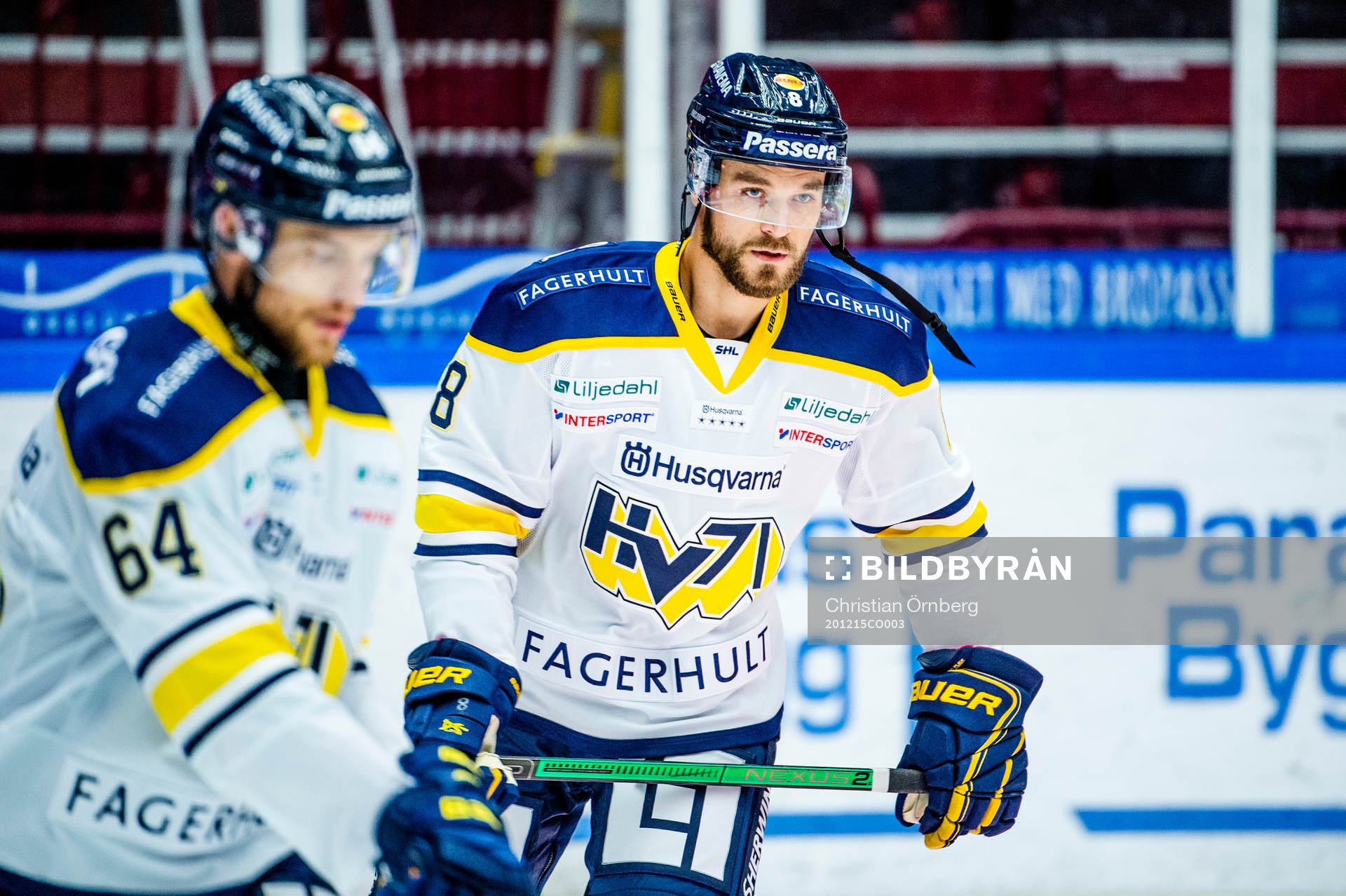 s Craig Schira värmer upp