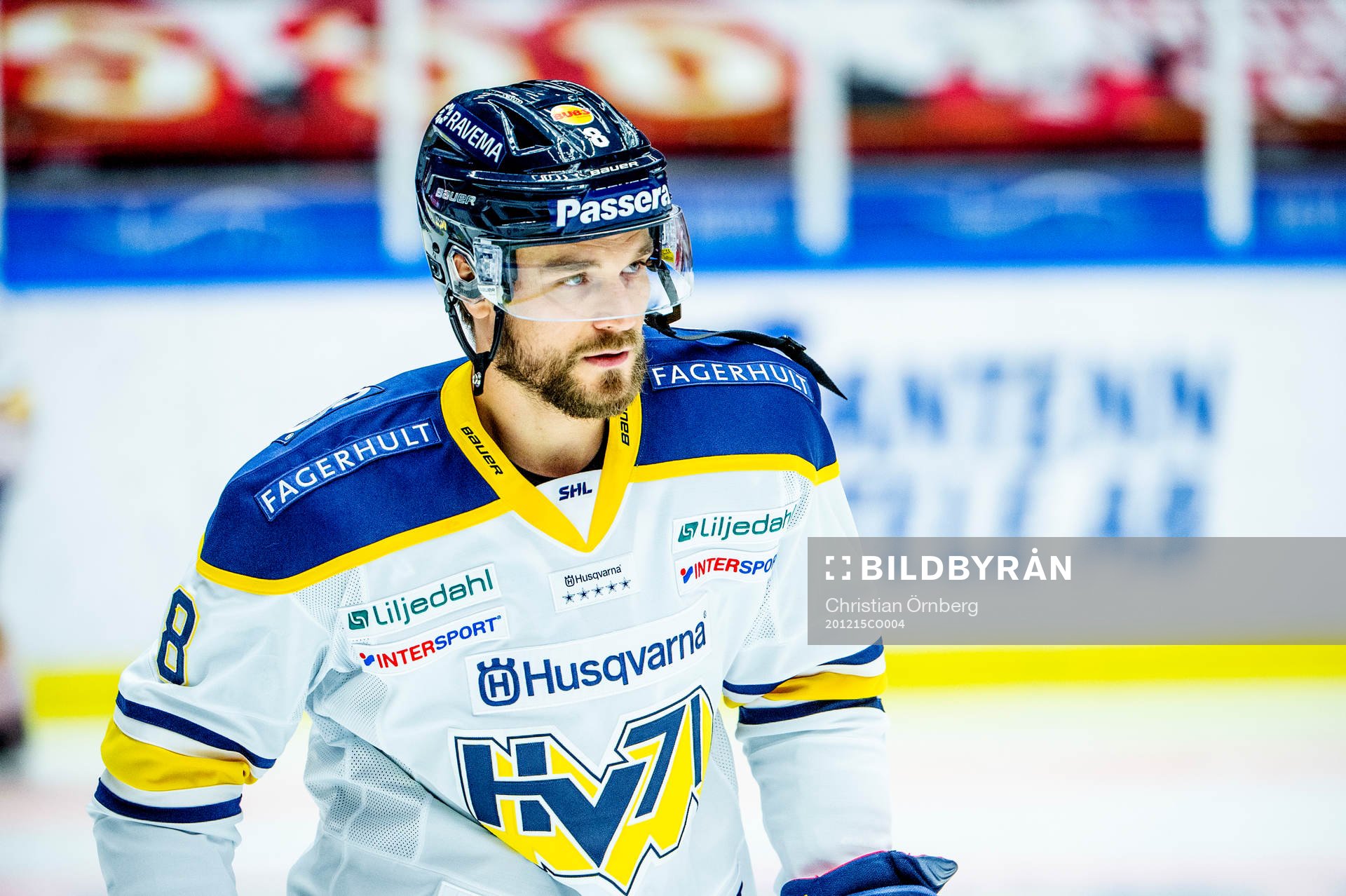 s Craig Schira värmer upp