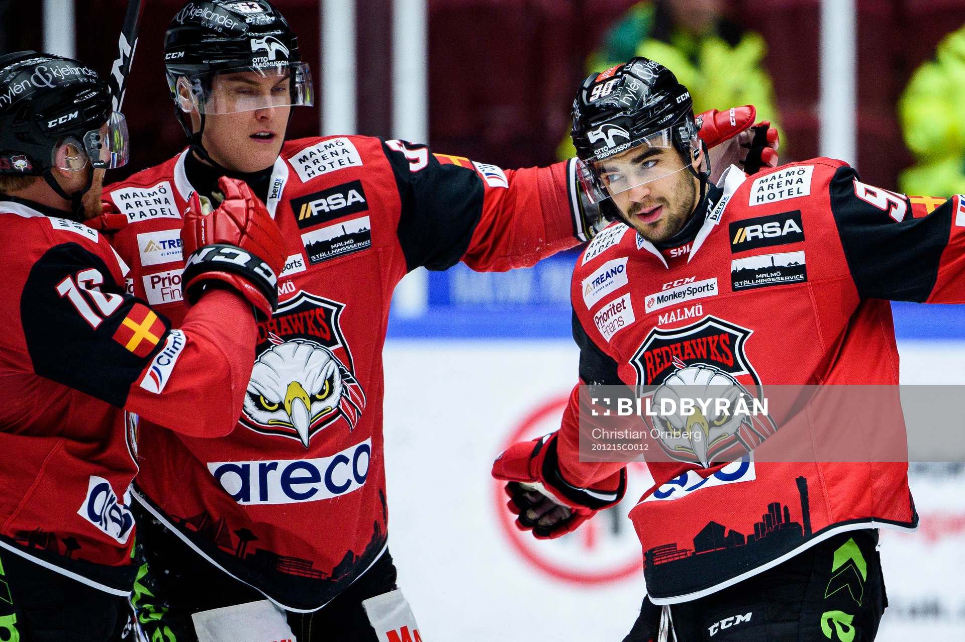 Malmö Redhawks Joseph Veleno jublar med Linus Cronholm och