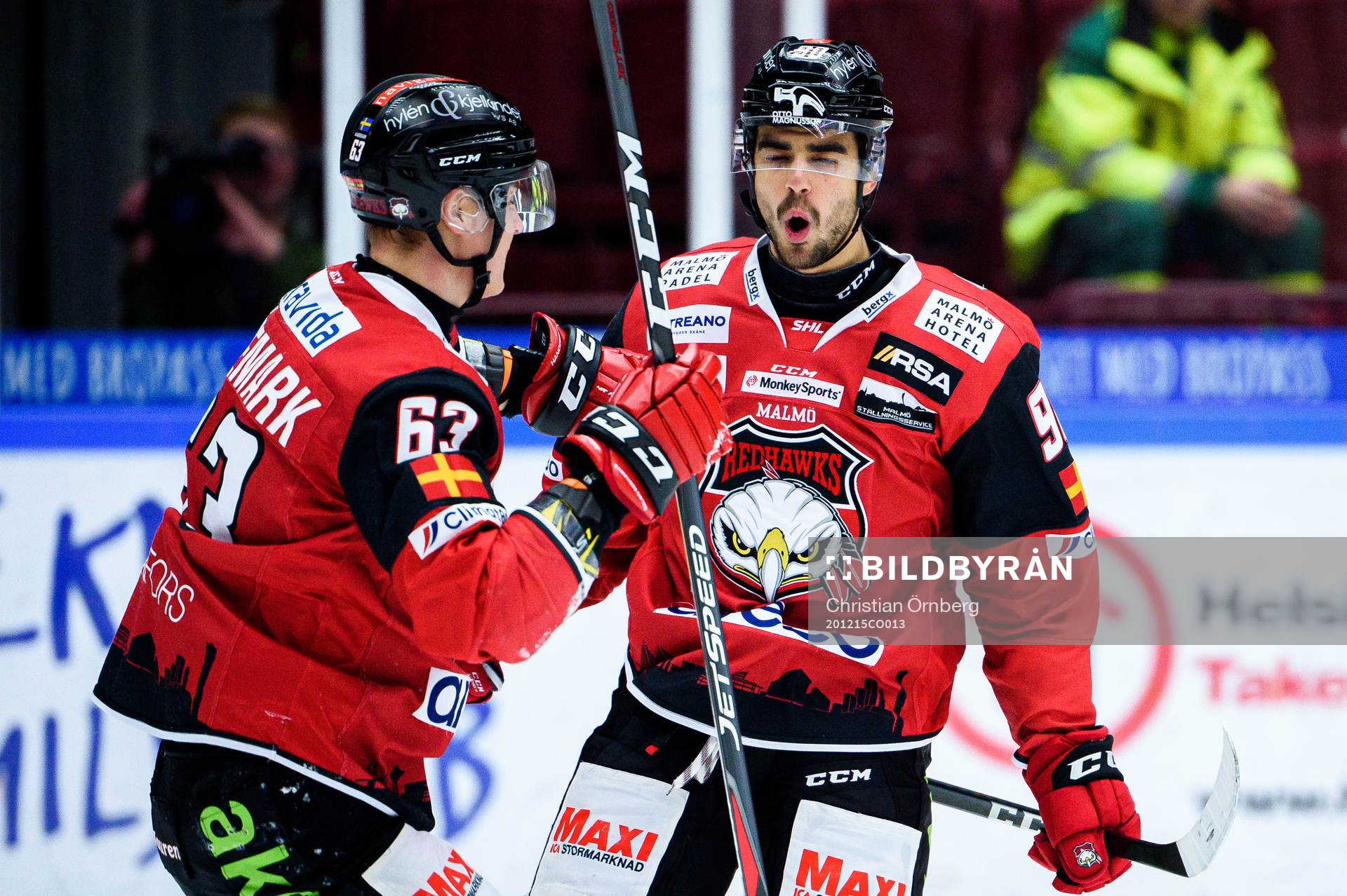 Malmö Redhawks Fredrik Händemark och Joseph Veleno jublar