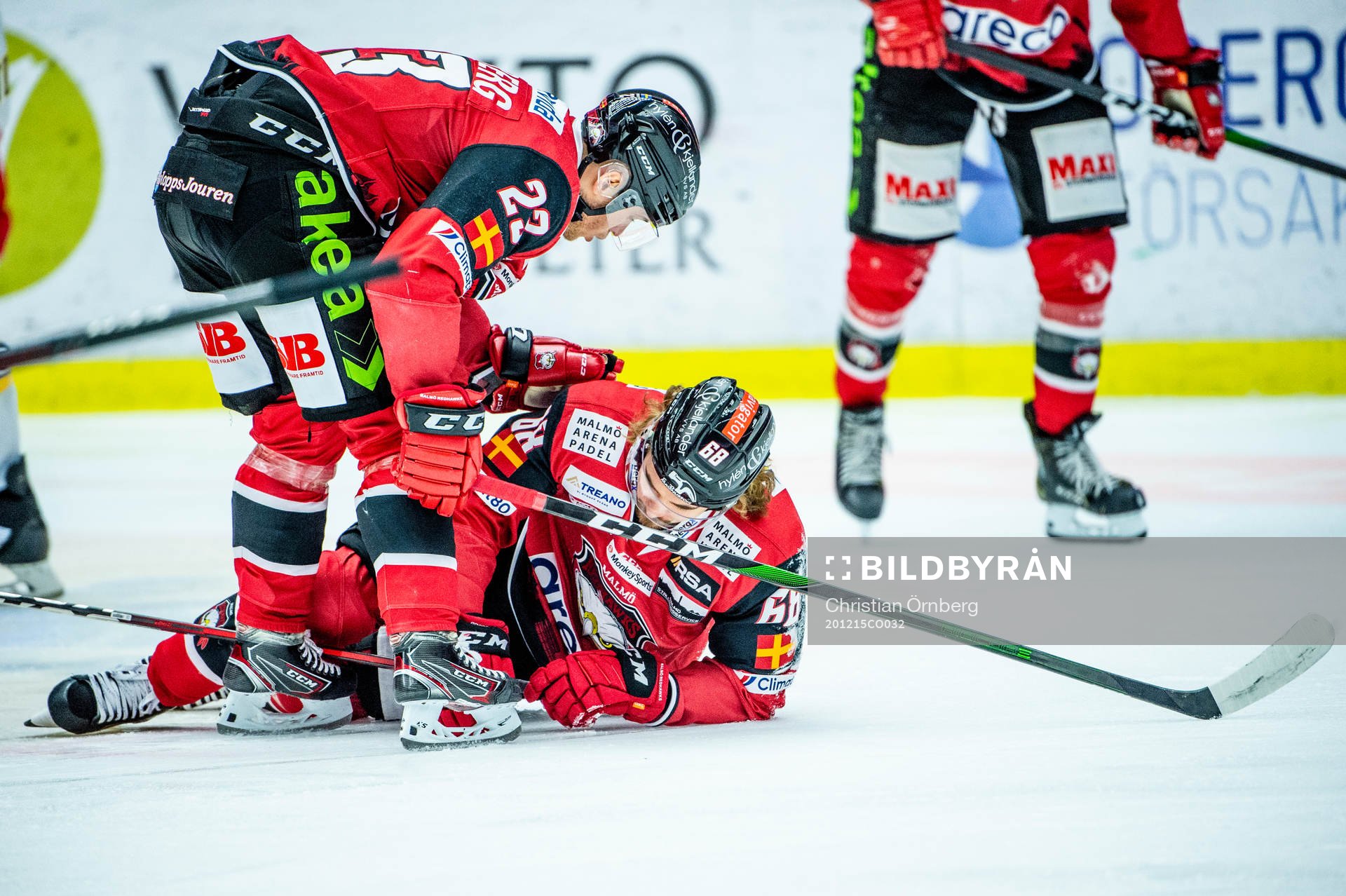 Malmö Redhawks Lars Bryggman kollar till Adam Brodecki