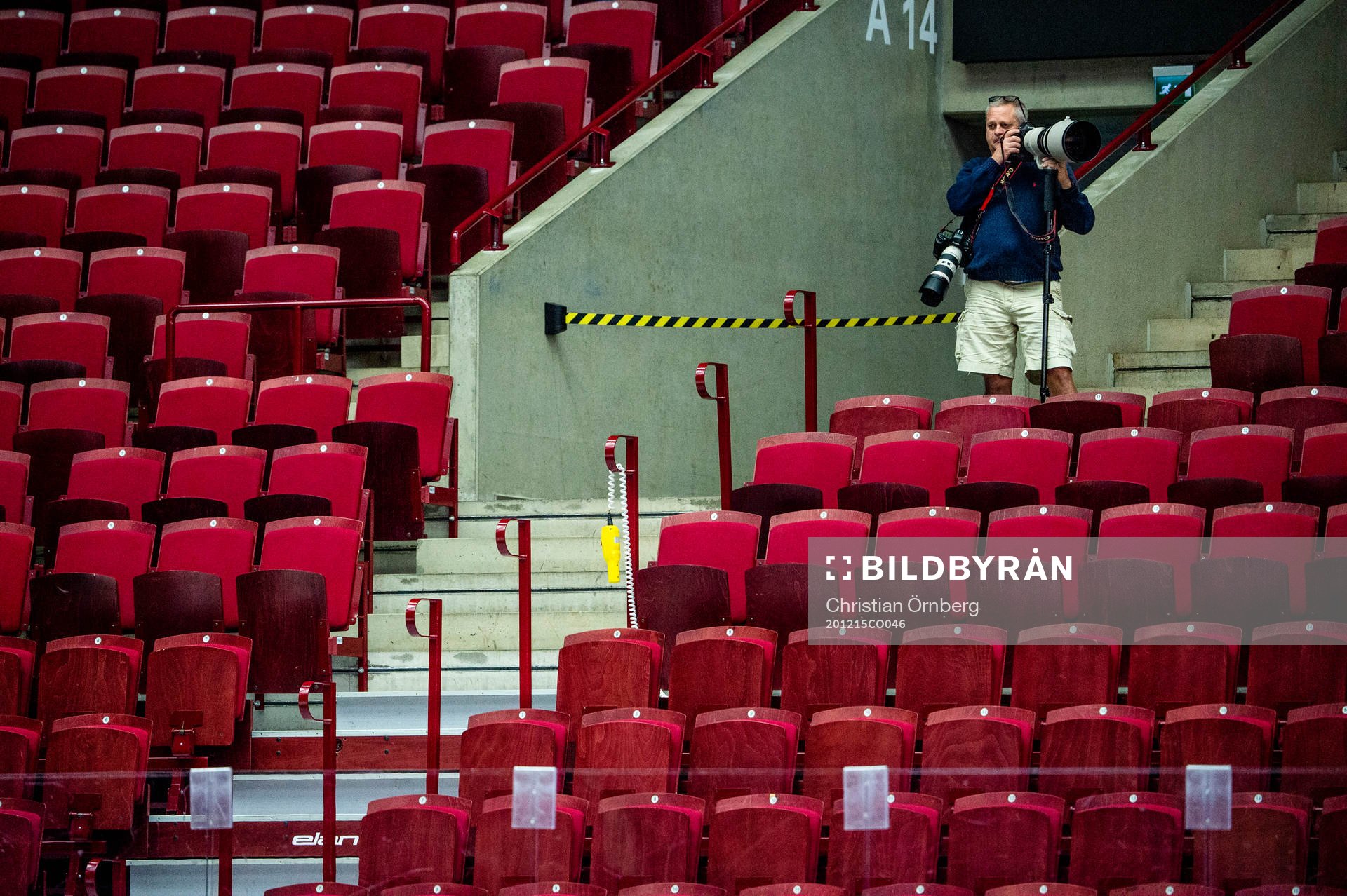 En fotograf på läktaren i en tom Malmö arena