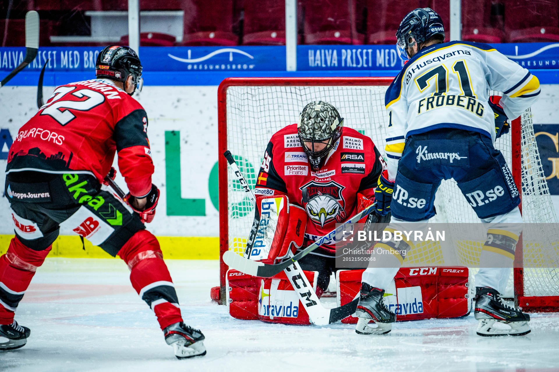s Linus Fröberg mot Malmö Redhawks målvakt Oscar