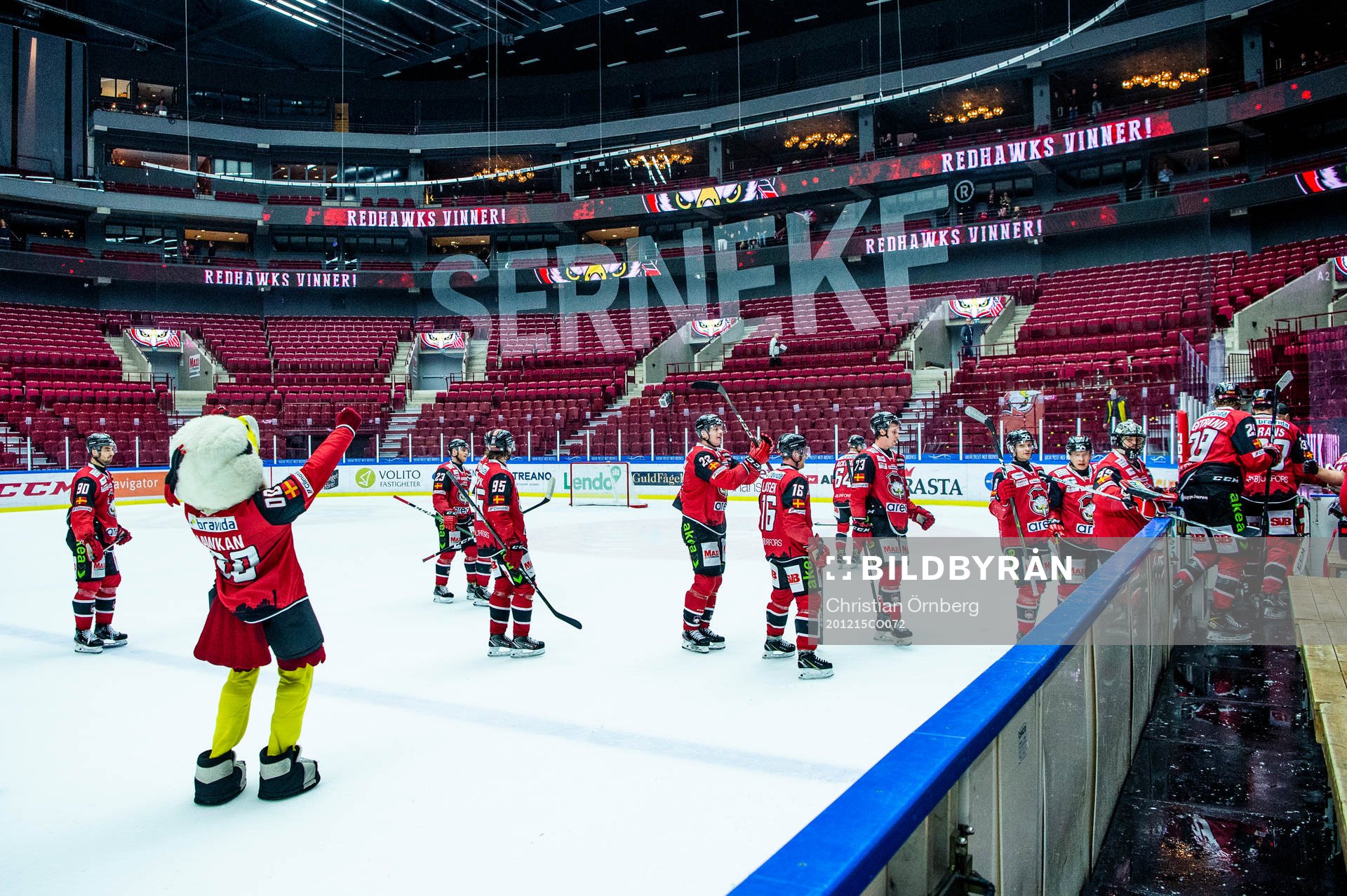Malmö Redhawks maskot Hawkan jublar med spelarna