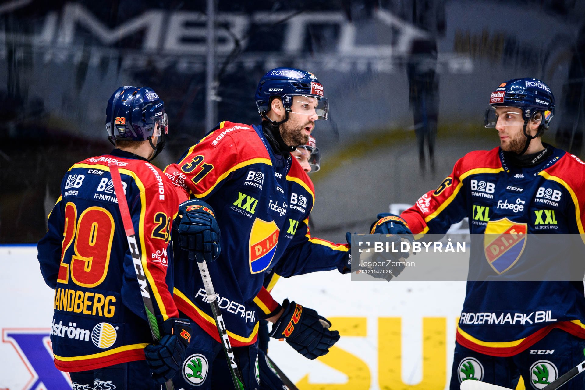 Djurgårdens Dick Axelsson jublar med Sebastian Strandberg