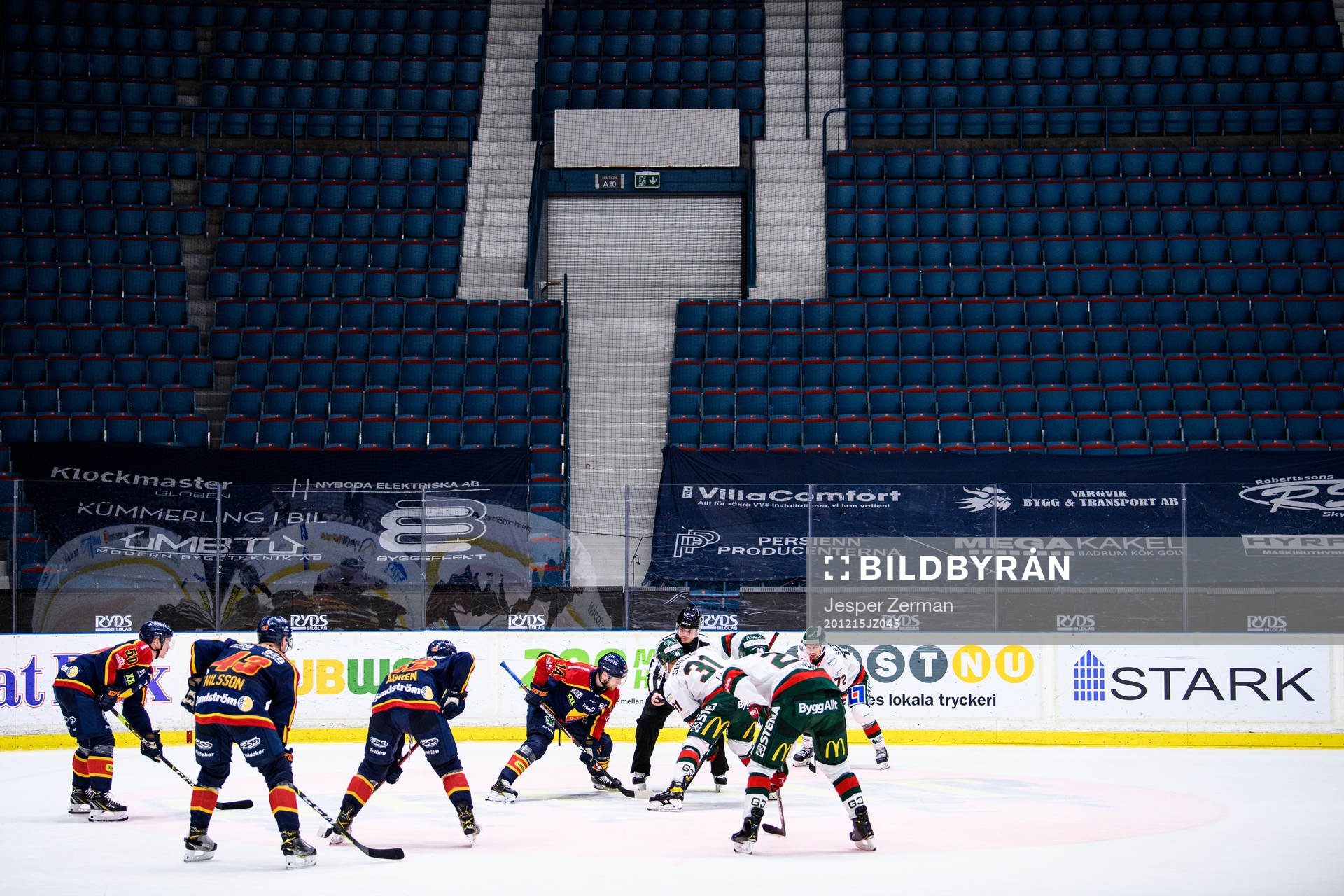Djurgårdens och Frölundas spelare står redo för en