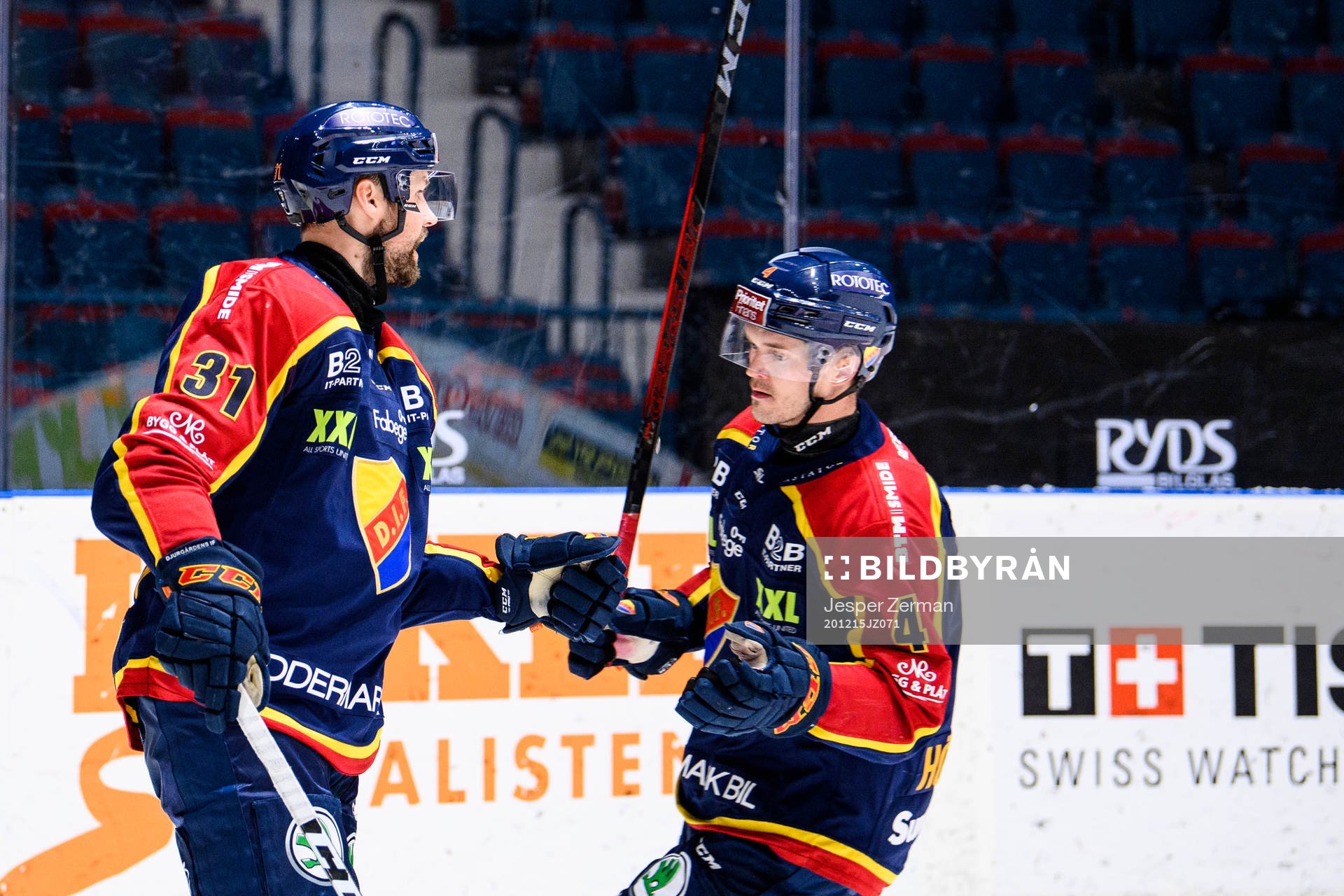 Djurgårdens Dick Axelsson (v) jublar med Marcus Högström