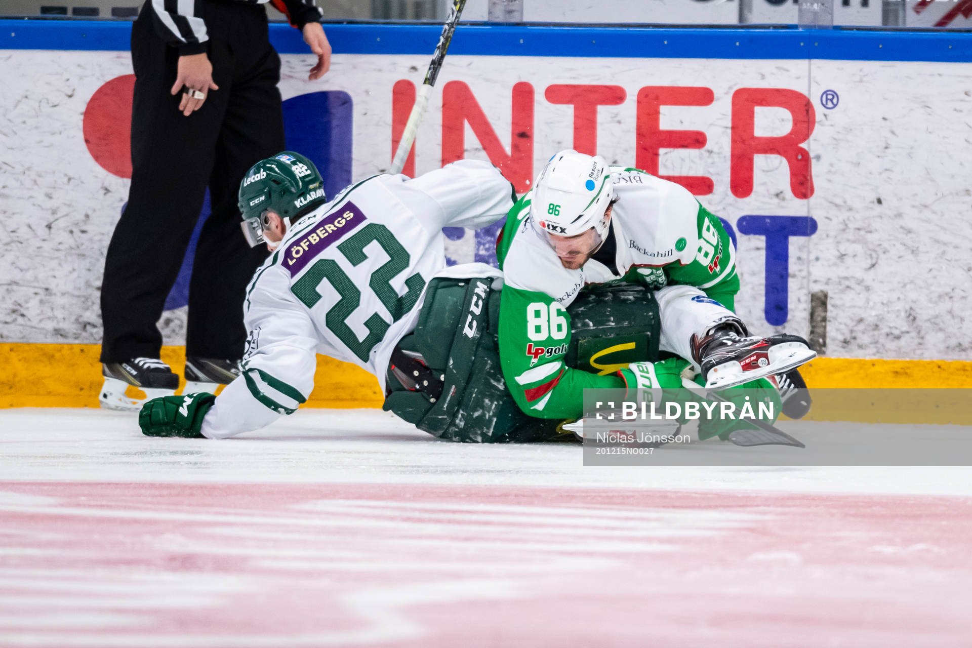 Färjestads Per Åslund och Rögles Eric Gelinas i kamp