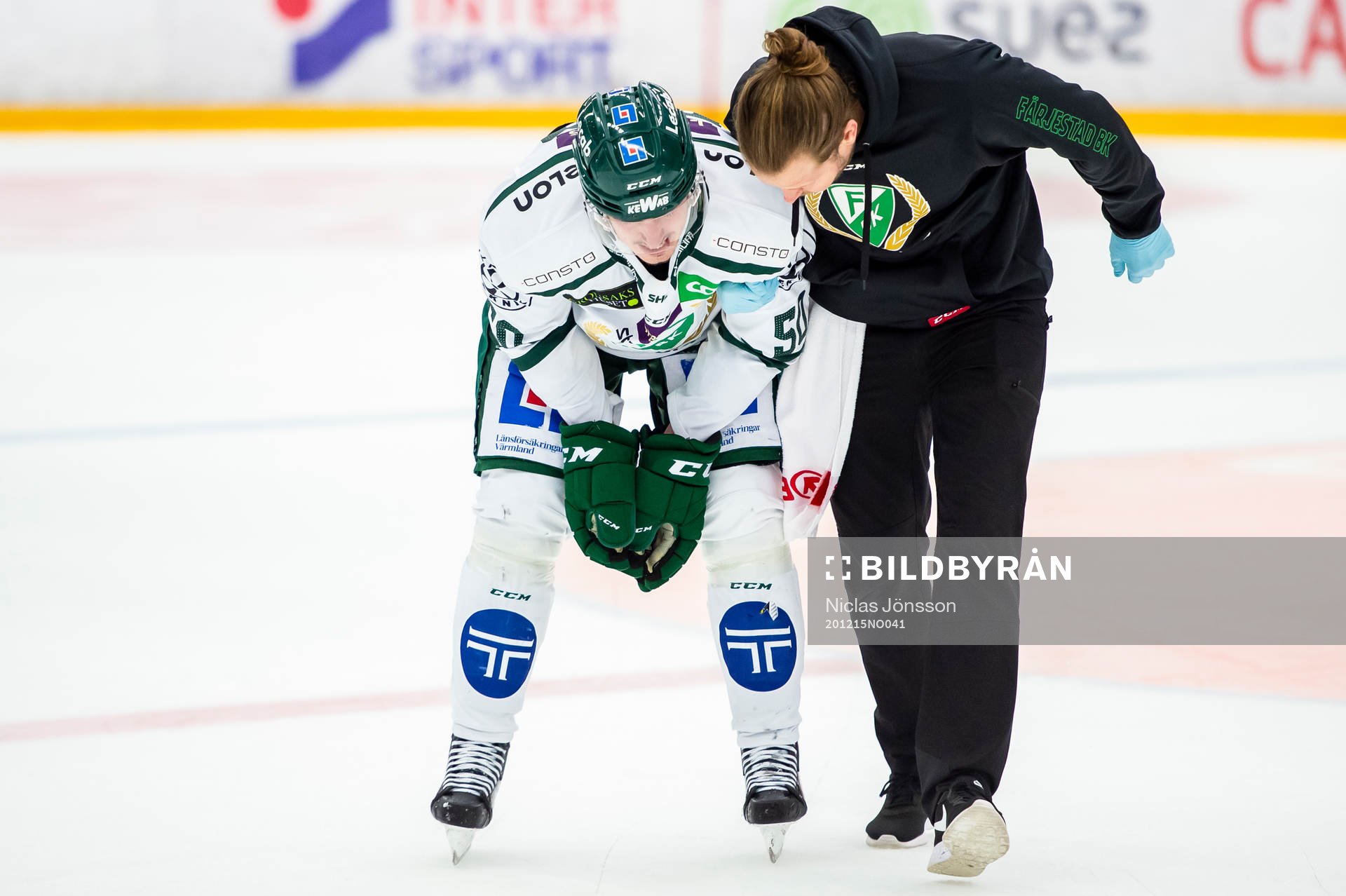 Färjestads Sebastian Erixon får hjälp av isen