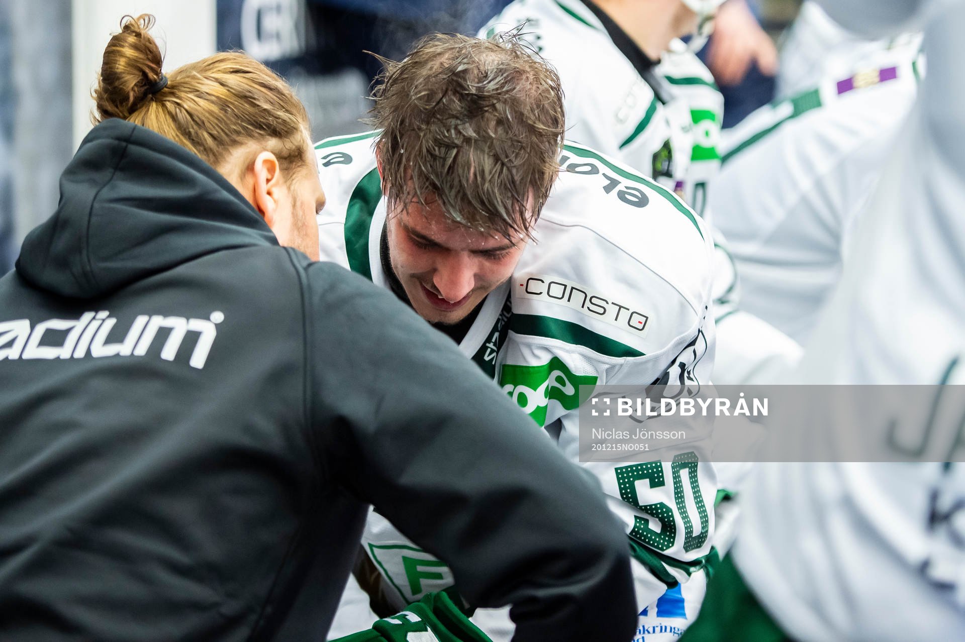 Färjestads Sebastian Erixon får vård i båset