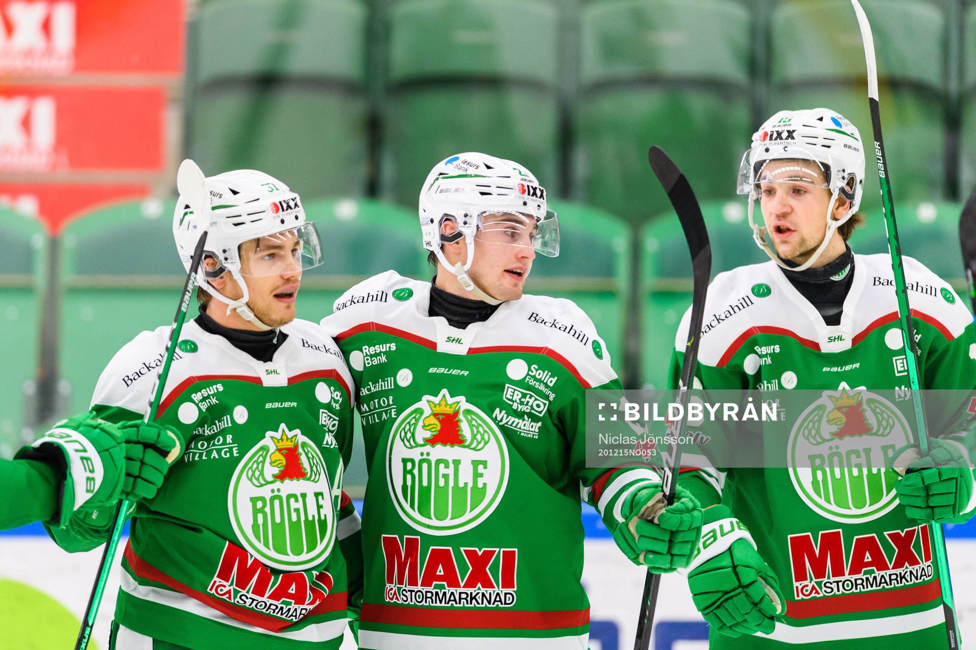 Rögles Leon Bristedt jublar med Nils Höglander och Lucas