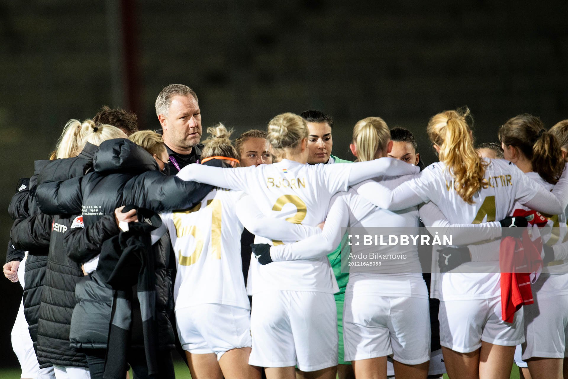 Rosengårds assistant coach Patrick Winqvist and players