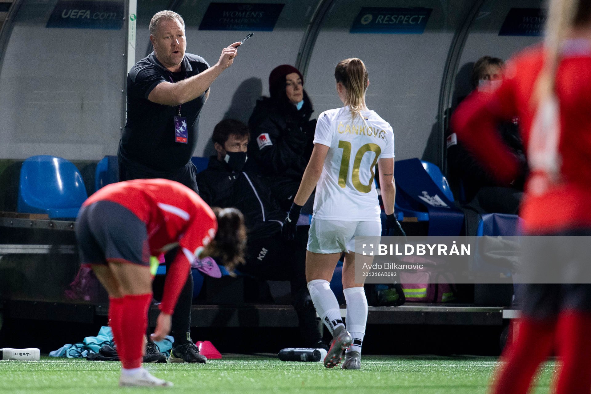 Rosengårds assistant coach Patrick Winqvist and  Jelena
