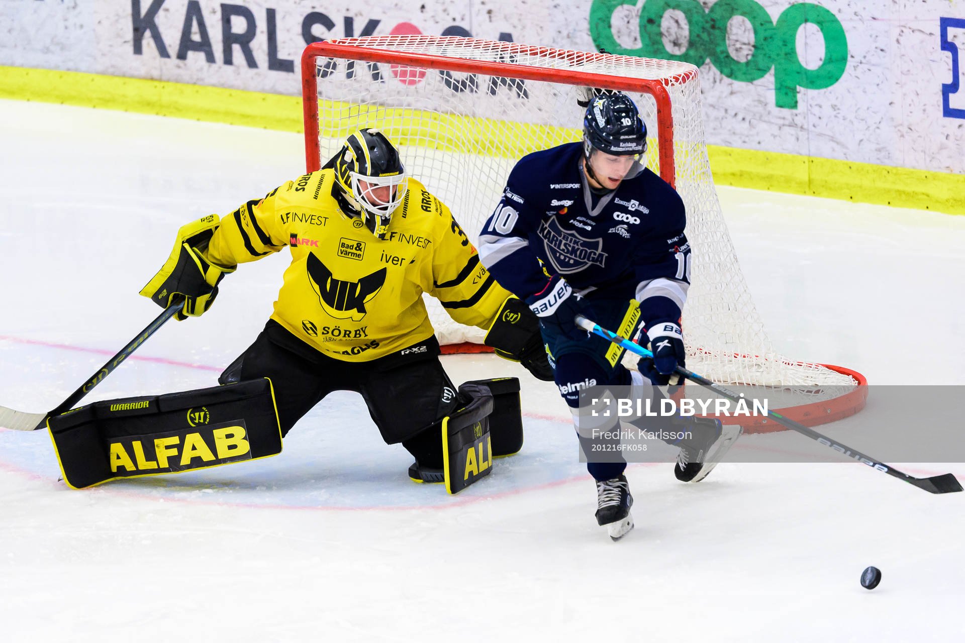 Västerås målvakt Emil Kruse och Karlskogas David Lilja