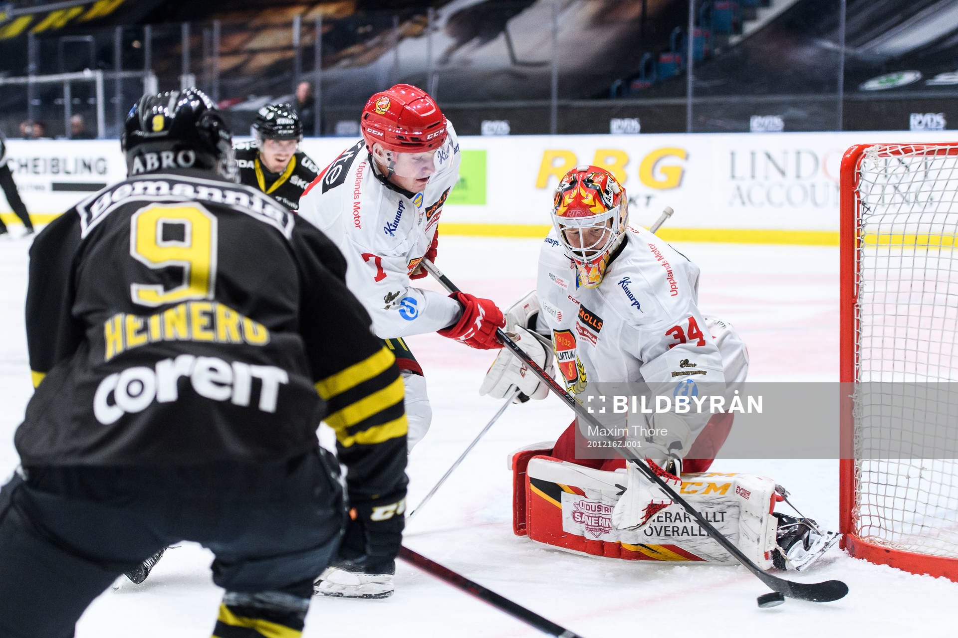Almtunas Gustav Lindström och målvakt Erik Hanses