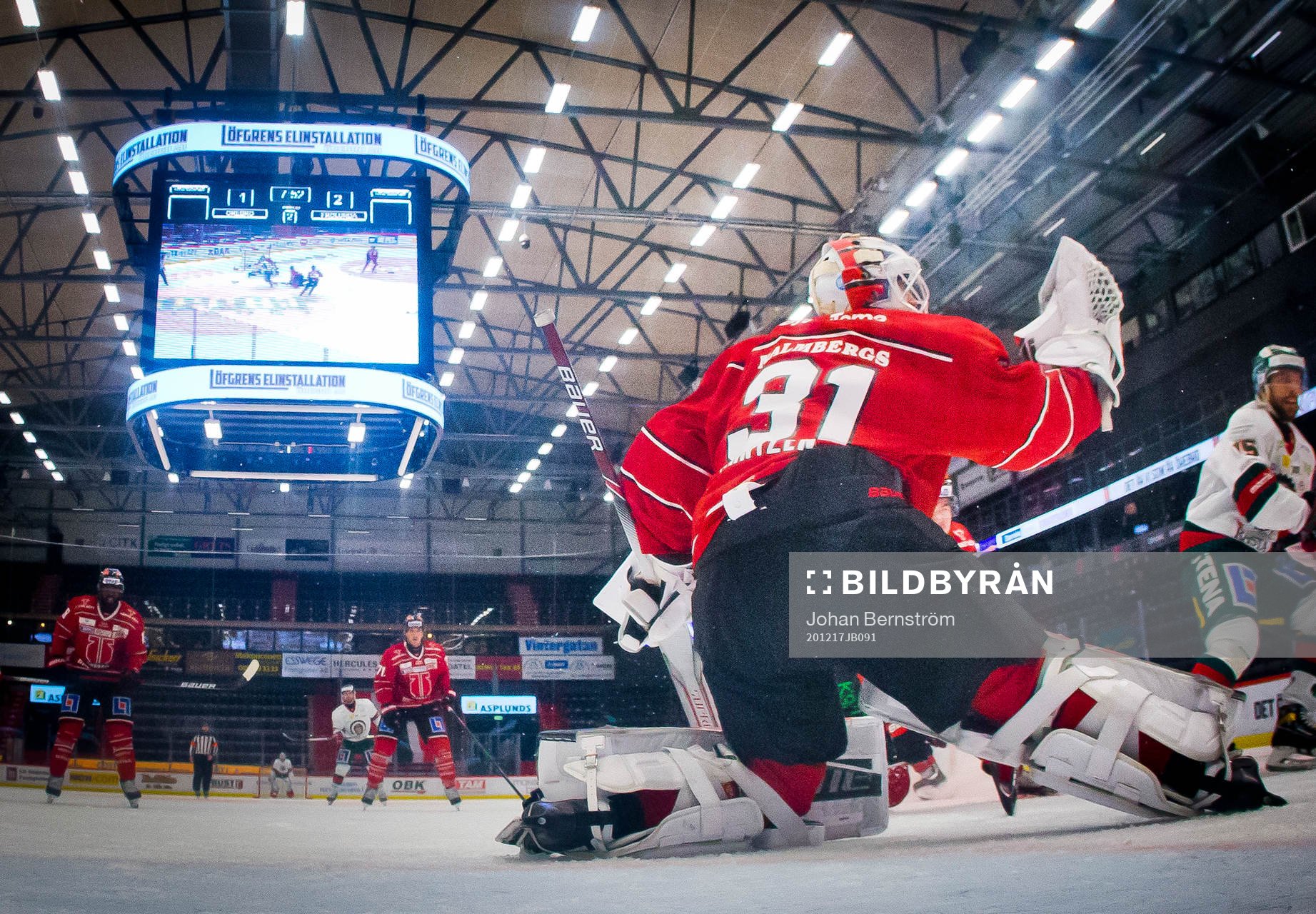Örebros målvakt Jonas Arntzen räddar en puck
