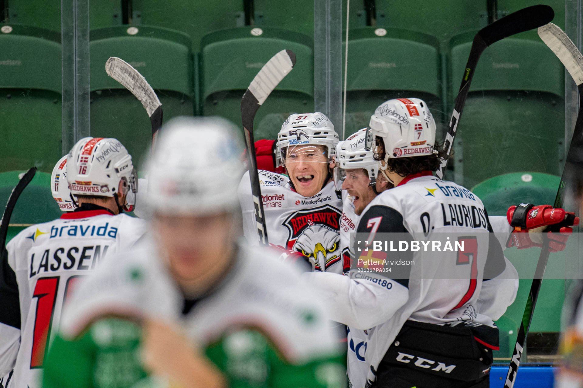 Malmö Redhawks Emil Sylvegård jublar med lagkamrater