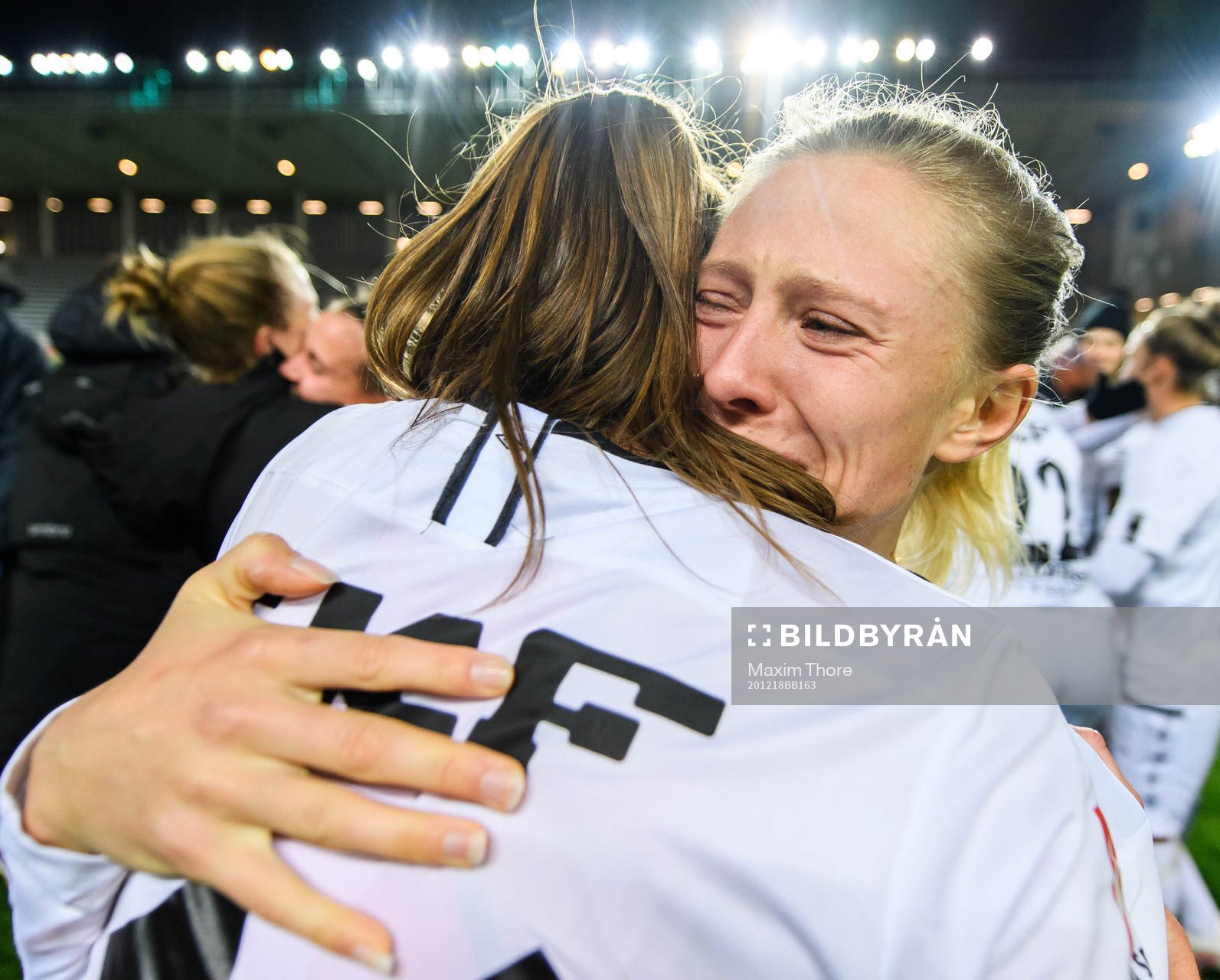 This picture is part of Bildbyrån’s selection of the best sports photos from 2020. Originally published 201107 Göteborg’s Rebecka Blomqvist hugs a teammate after winning the Swedish National Championship during the Damallsvenskan football match between Linköping and Kopparbergs/Göteborg on November 7, 2020 in Linköping, Sweden. In September 2019 Rebecka Blomqvist was diagnosed with cancer. After treatment she was in January 2020 declared healthy.
