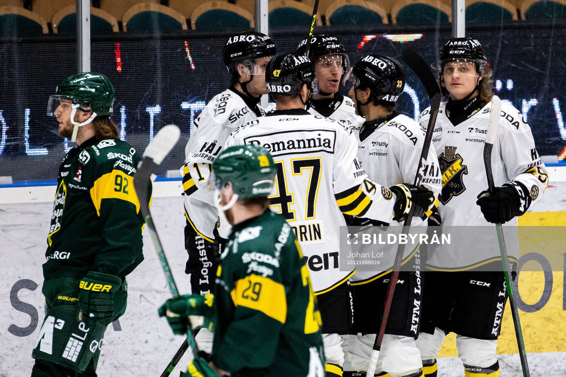 s spelare jublar med Filip Windlert