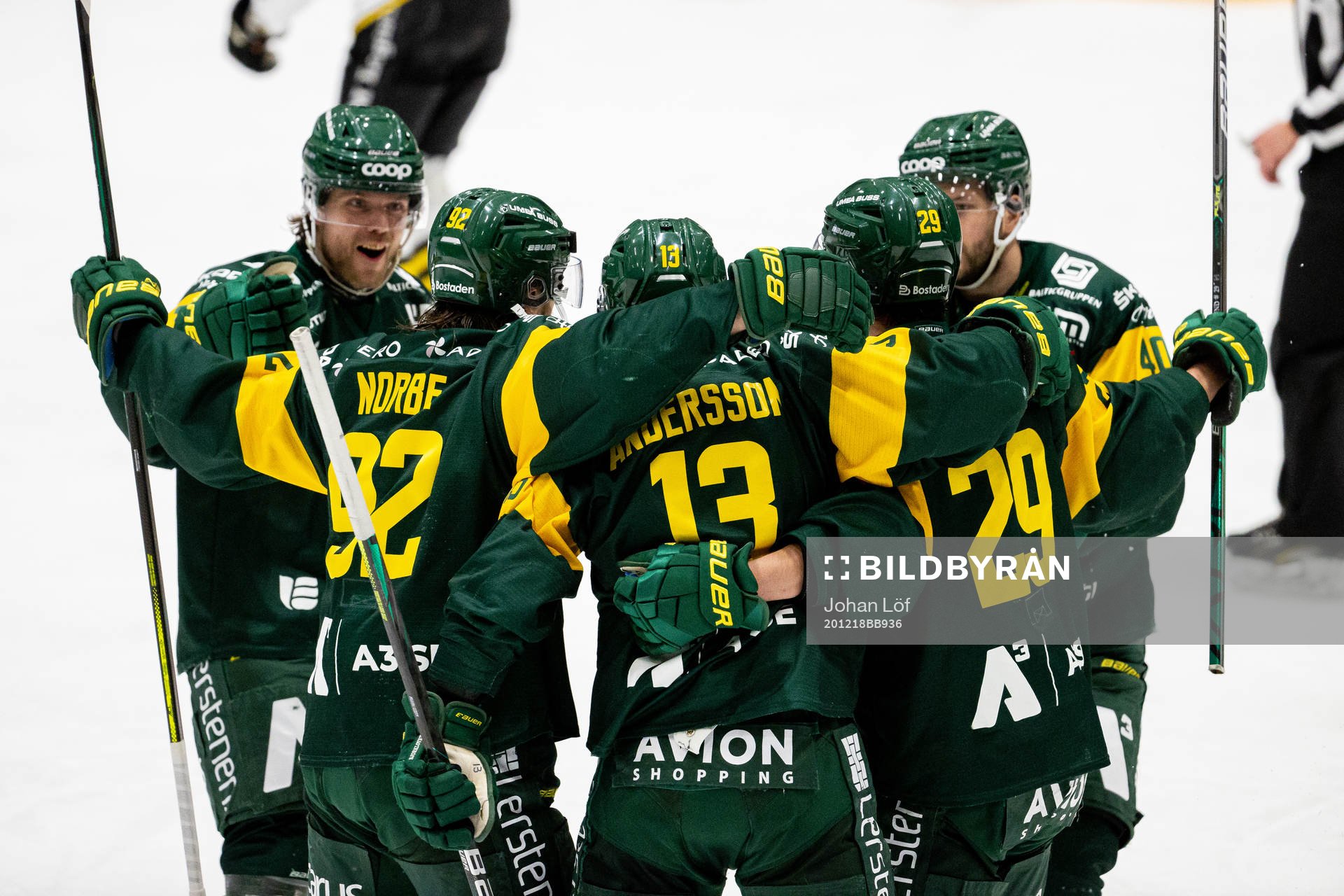 Björklövens spelare jublar med Fredric Andersson