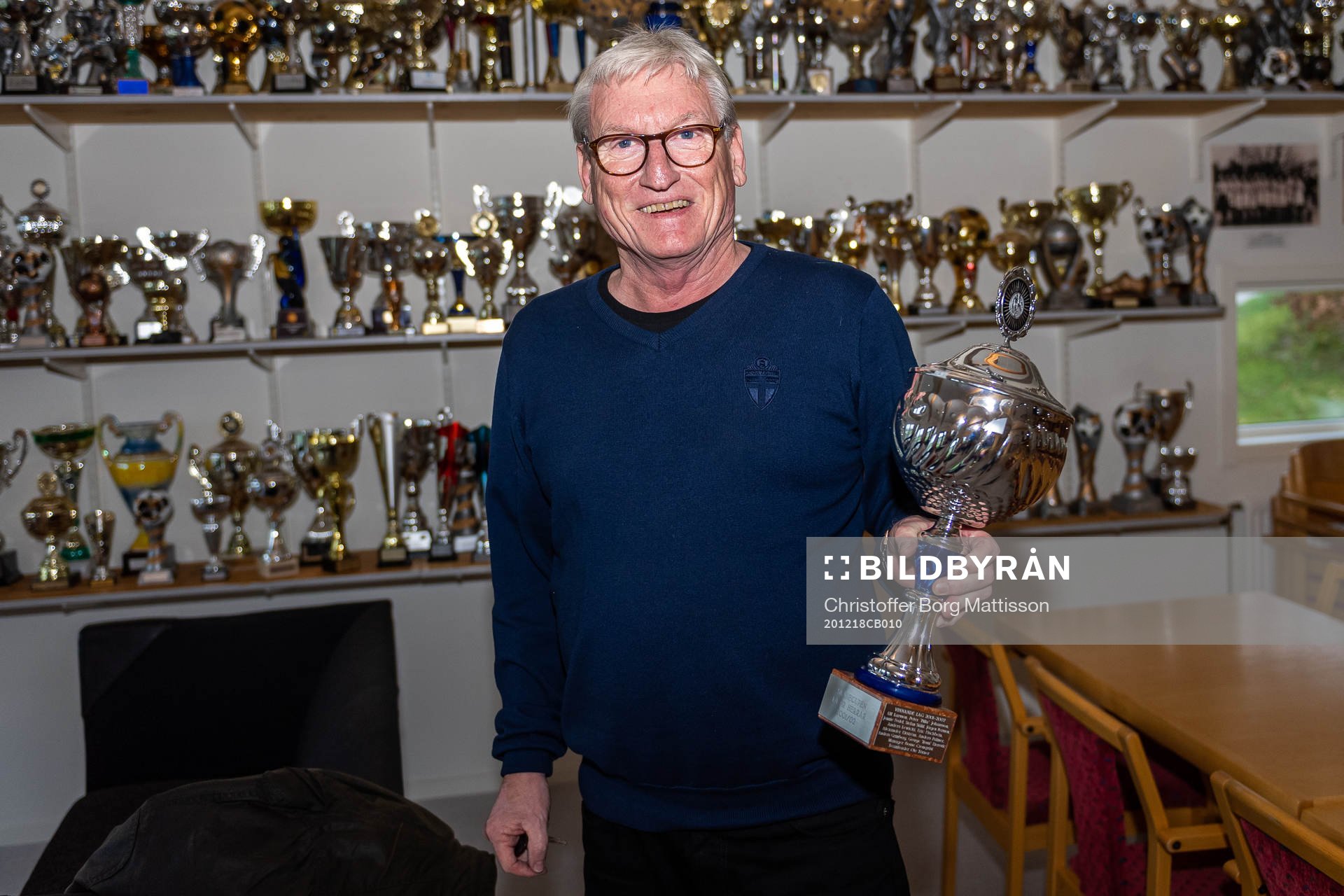 Lunds BKs avgående klubbchef Bosse Cronqvist med en pokal