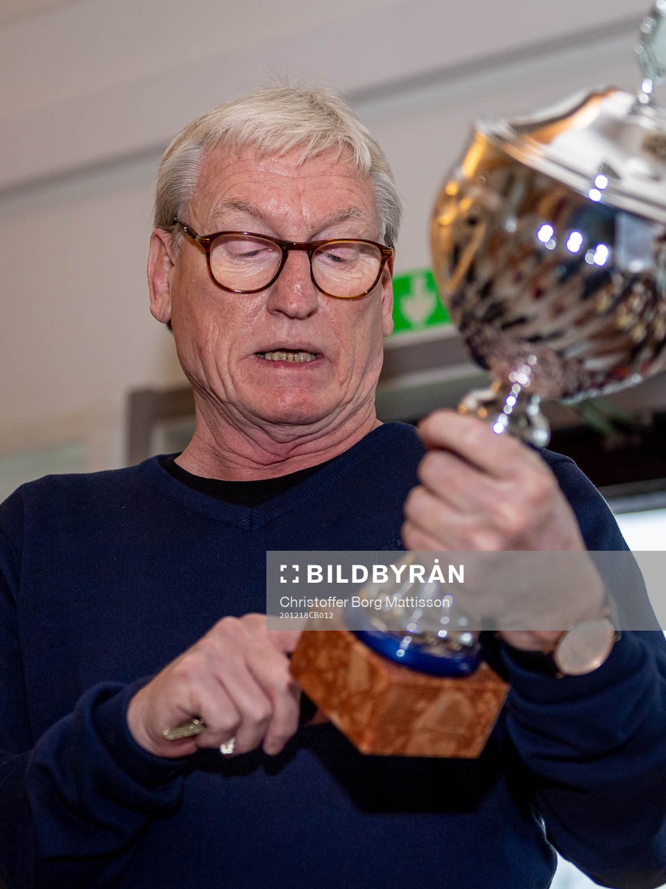 Lunds BKs avgående klubbchef Bosse Cronqvist med en pokal