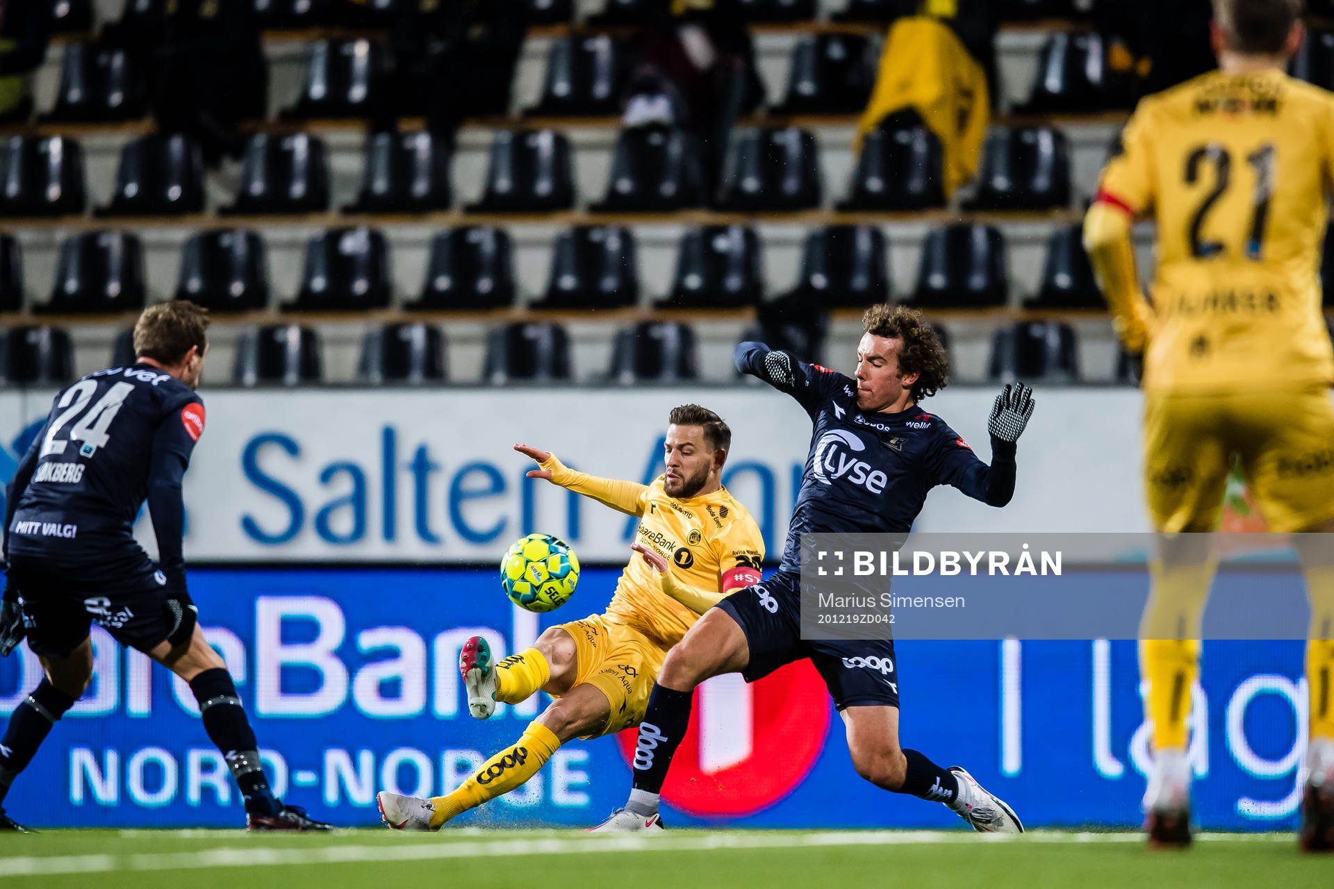 Philip Zinckernagel of Bodø/Glimt and Joe Zen Robert Bell