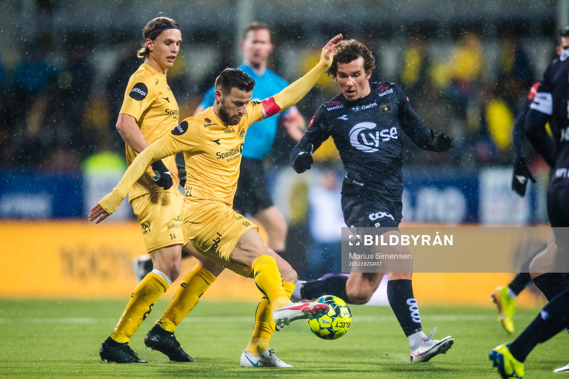Philip Zinckernagel of Bodø/Glimt and Joe Zen Robert Bell