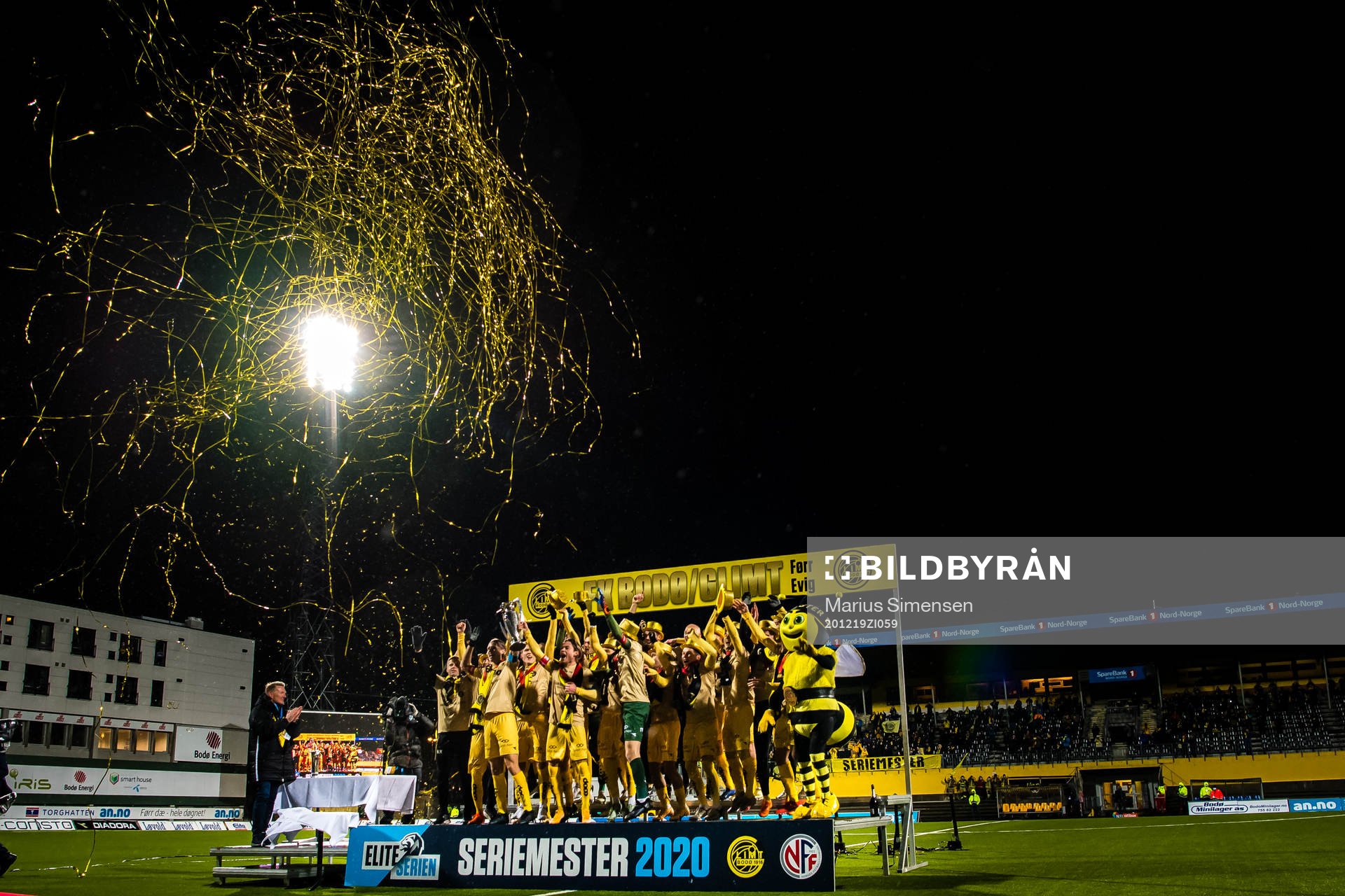 Players of Bodø/Glimr celebrates with the trophy