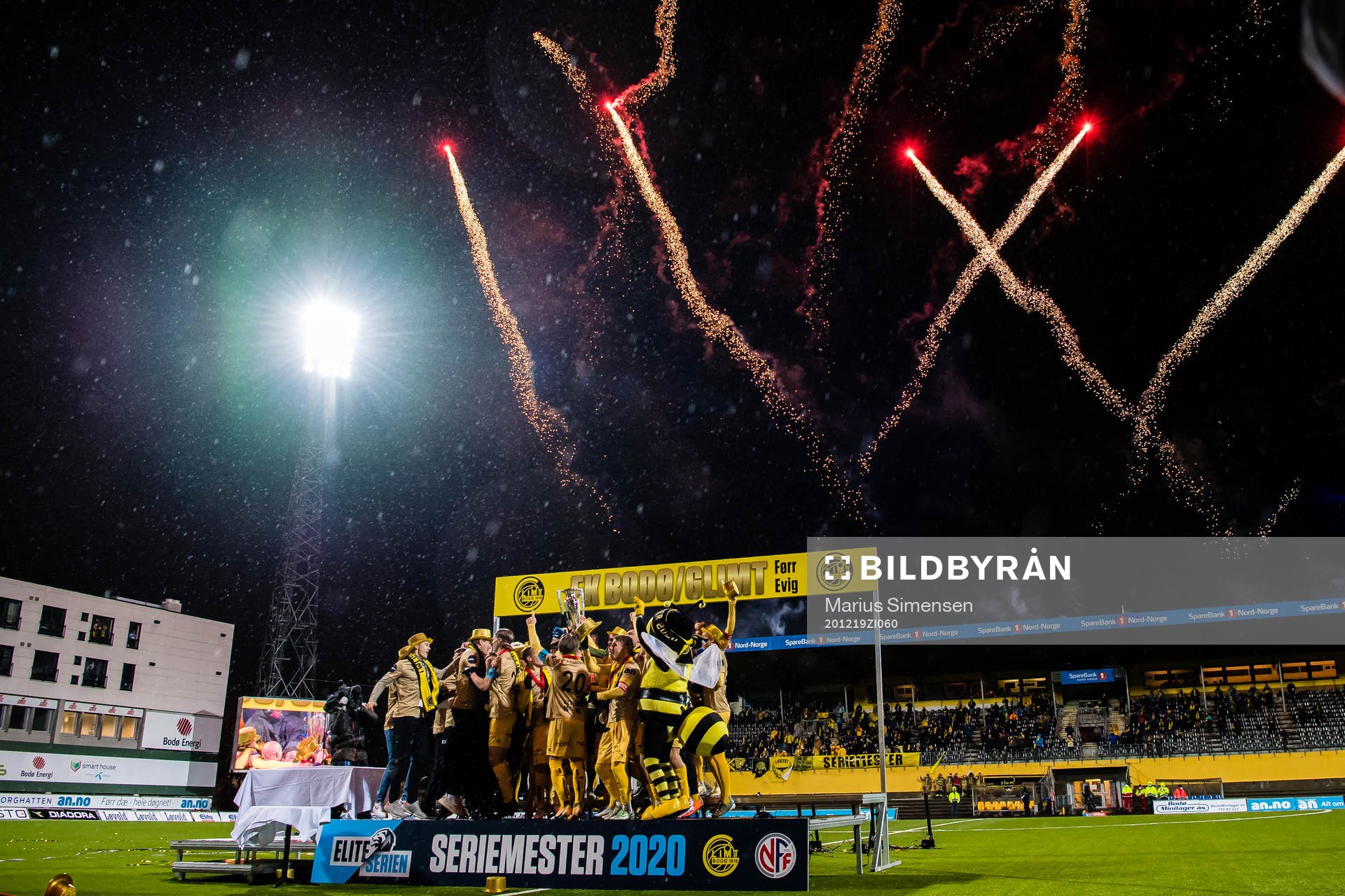 Players of Bodø/Glimr celebrates with the trophy