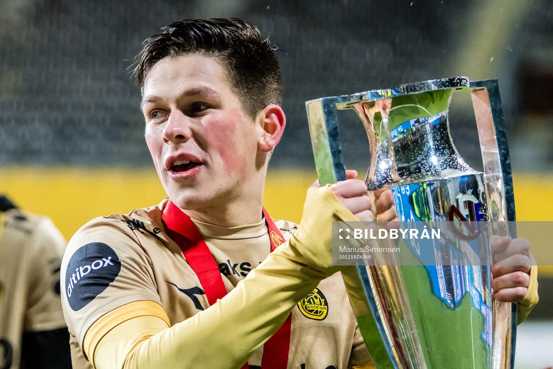 Sondre Brunstad Fet of Bodø/Glimt with the trophy after the Eliteserien match between Bodø/Glimt and Viking on December 19, 2020 in Bodø.