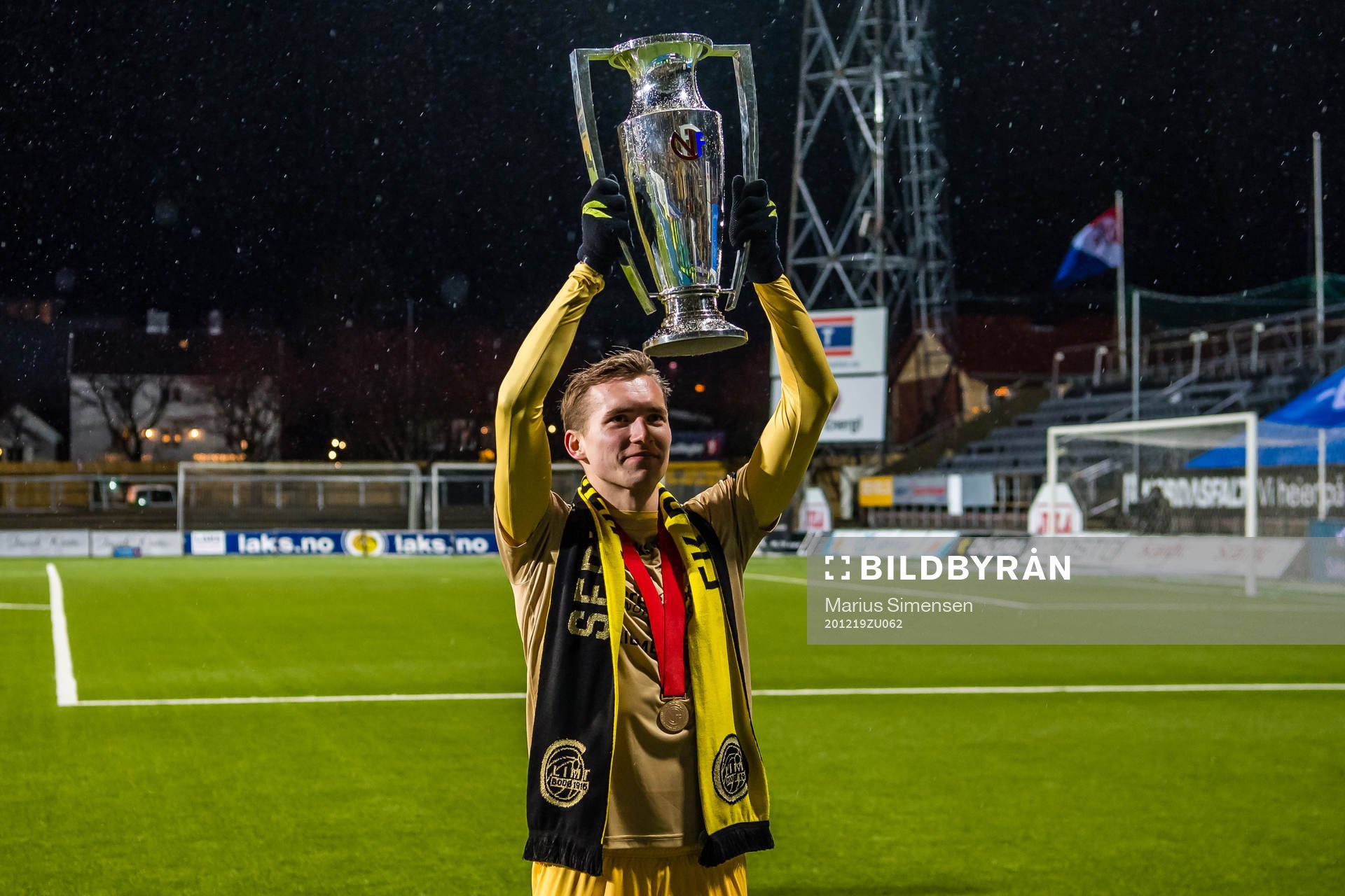 Alfons Sampsted of Bodø/Glimt celebrates with the trophy