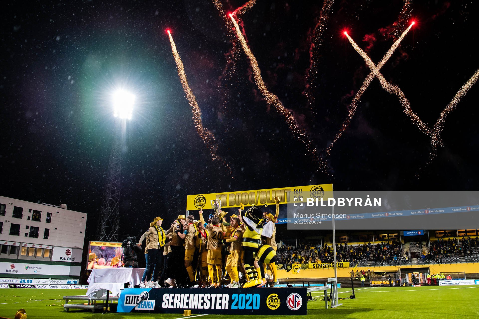 Players of Bodø/Glimr celebrates with the trophy