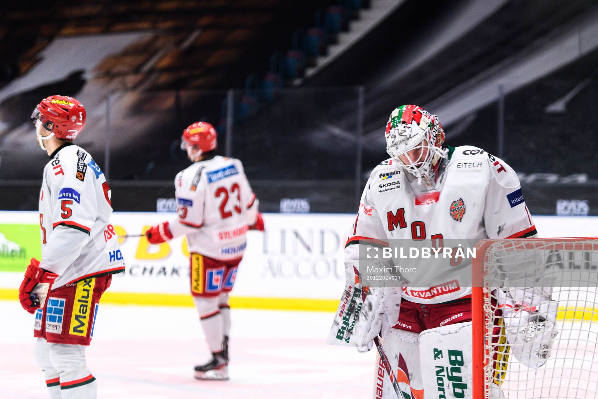 Modos målvakt Oliver Dackell deppar