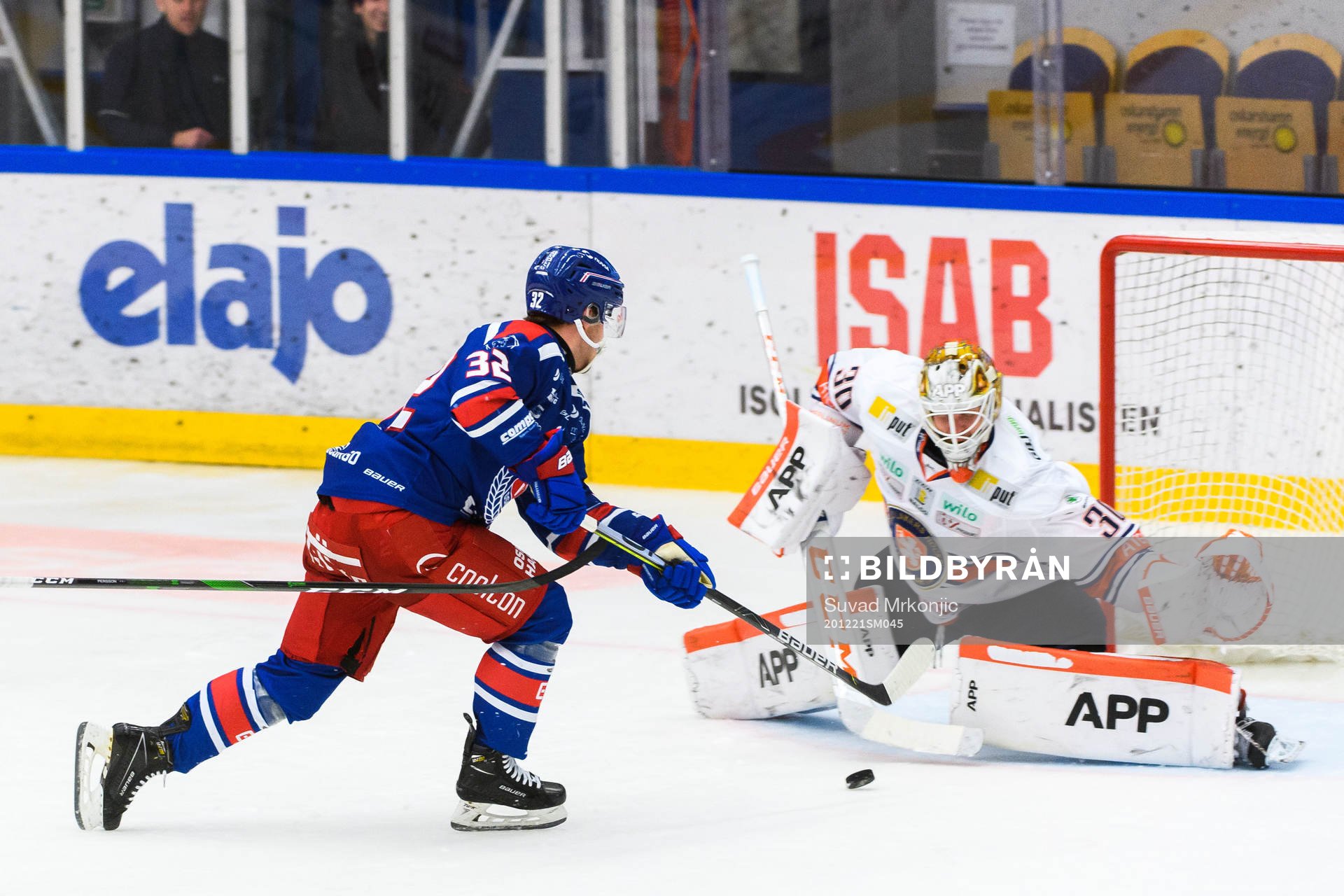 Oskarshamns Markus Modigs och Växjös målvakt Viktor Fasth