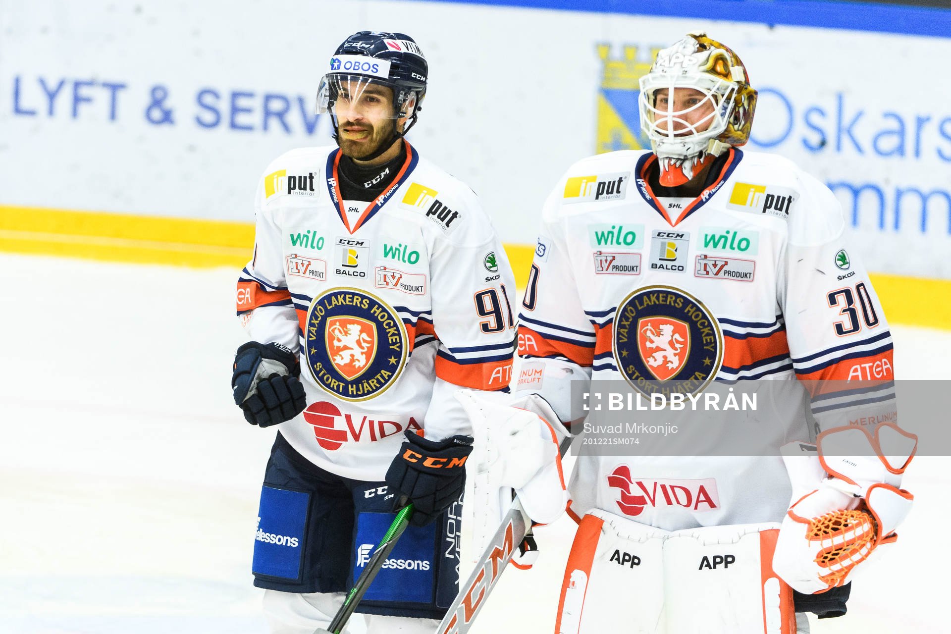 Växjös Andrew Calof och målvakt Viktor Fasth jublar