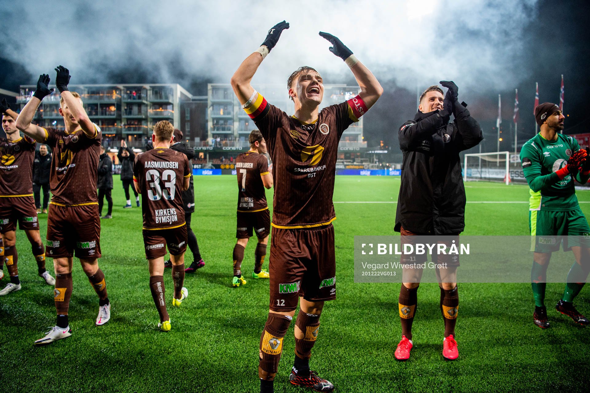 Markus Nakkim and the players of Mjøndalen celebrate