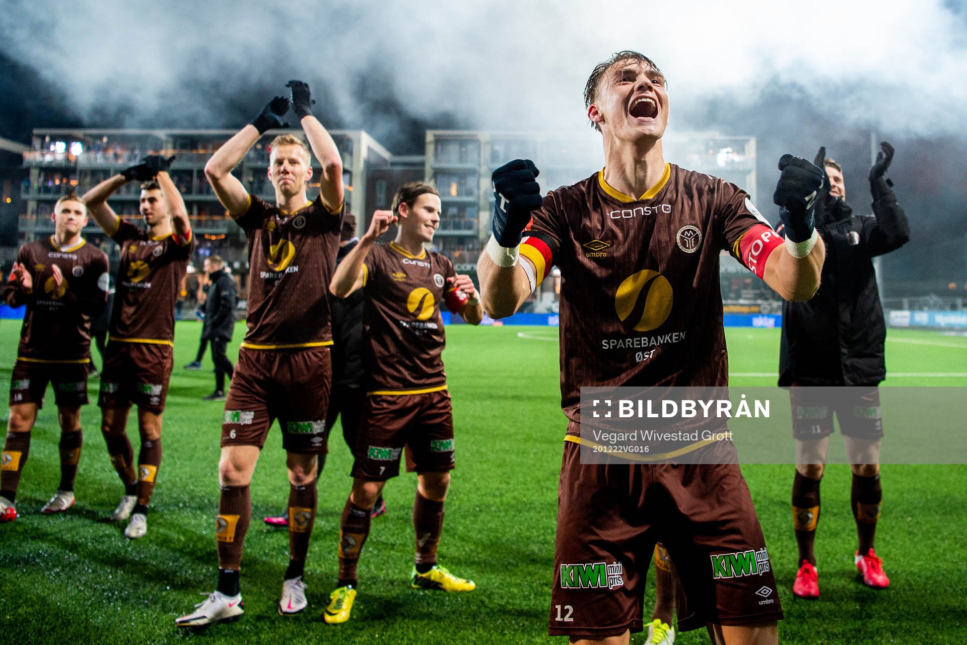 Markus Nakkim and the players of Mjøndalen celebrate