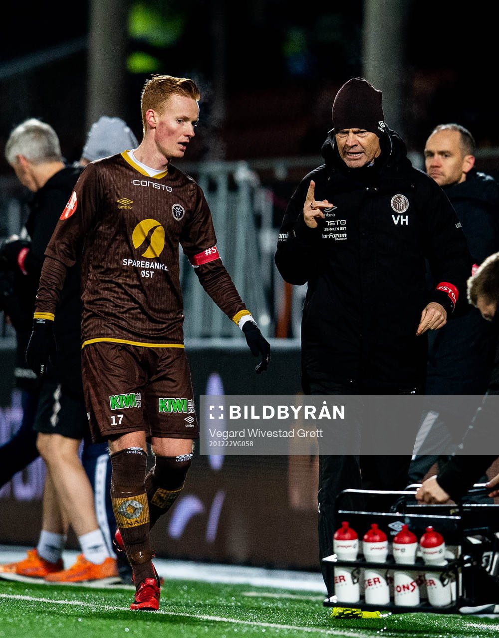 Vegard Hansen, head coach of Mjøndalen, talks to Martin