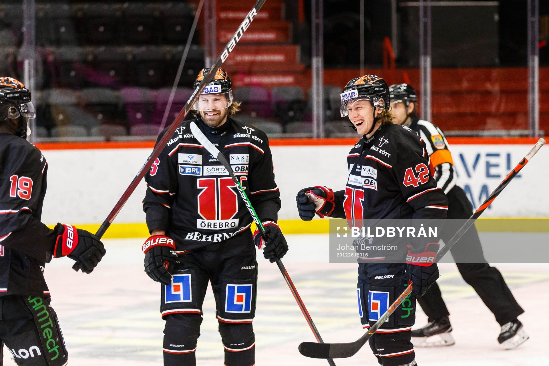 Örebros Robin Salo jublar med lagkamrater