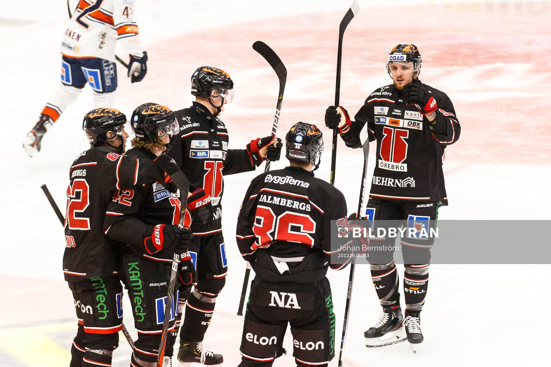 Örebros Emil Larsson jublar med lagkamrater