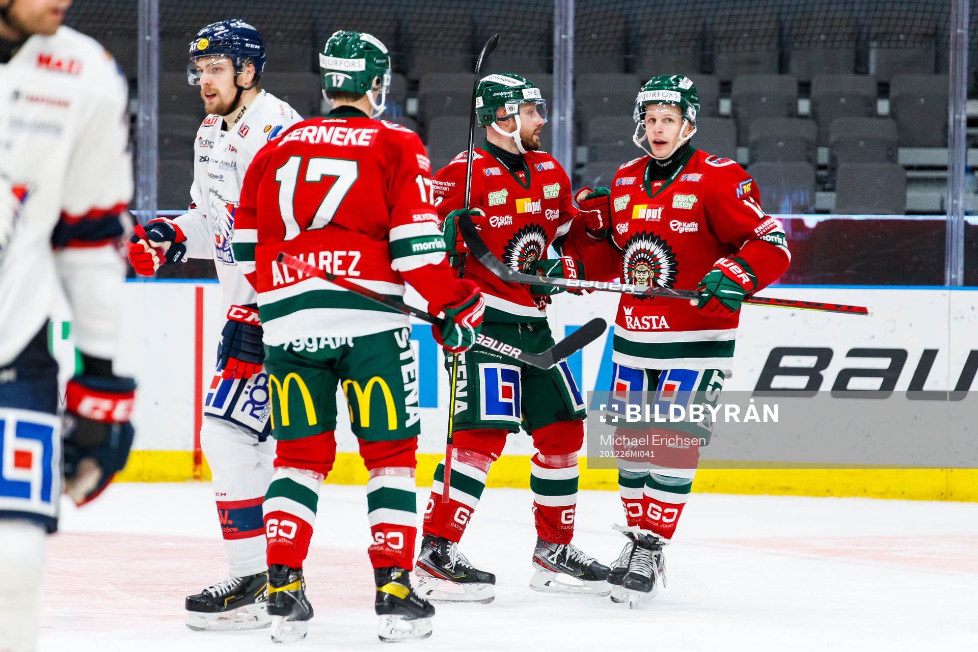Frölundas Jan Mursak jublar med Max Friberg