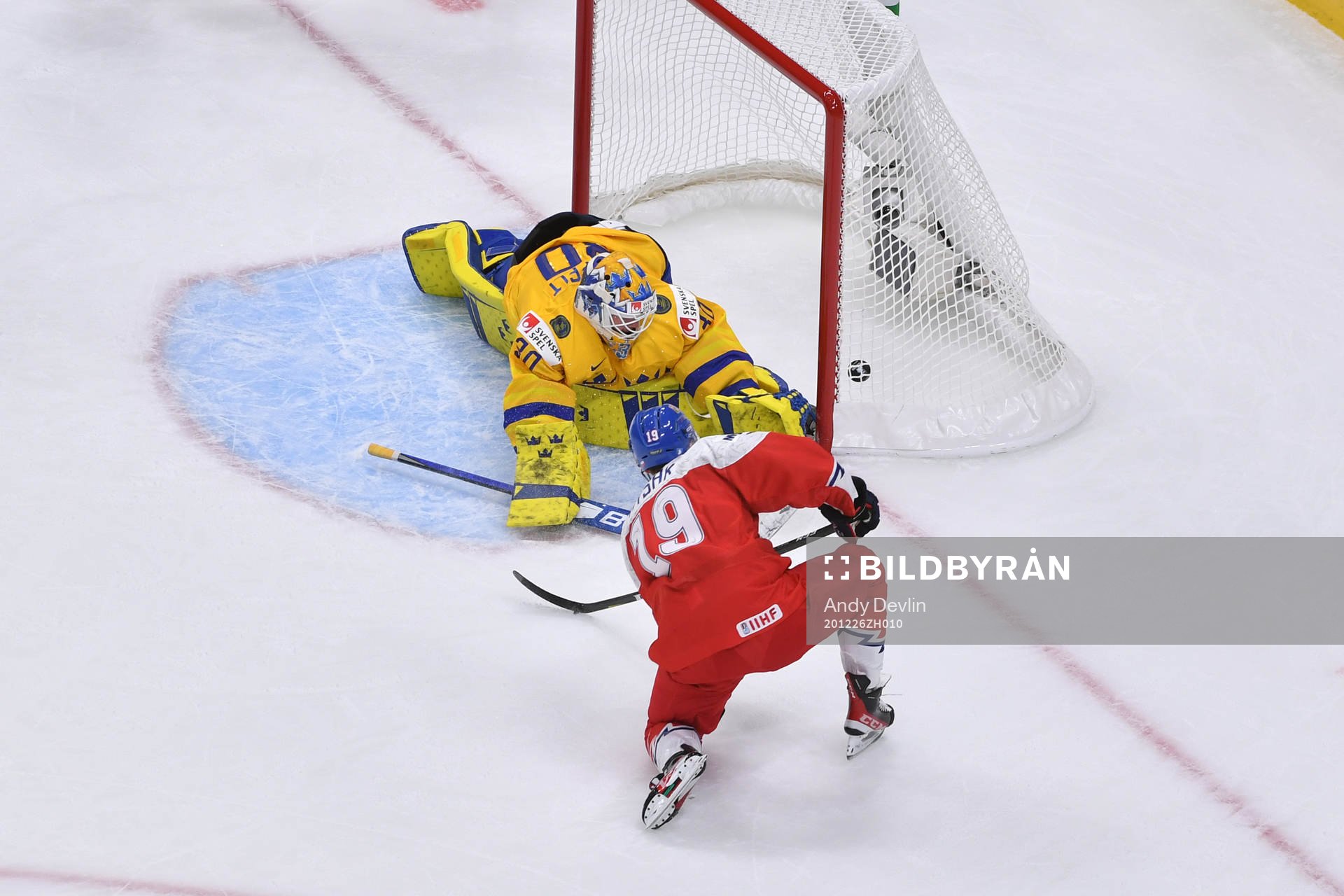 Jan Mysak scores a first period goal