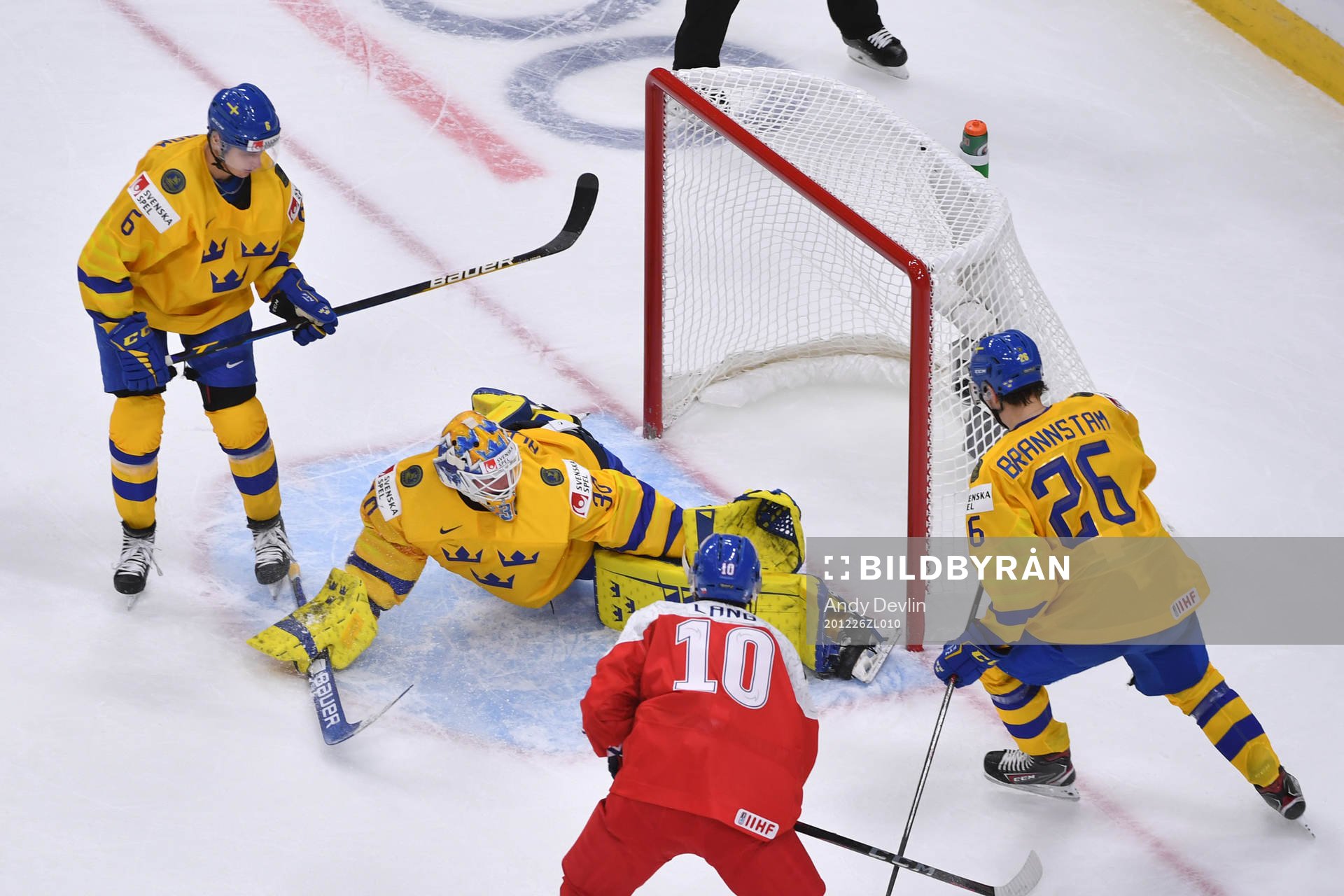 Hugo Alnefelt makes a first period save