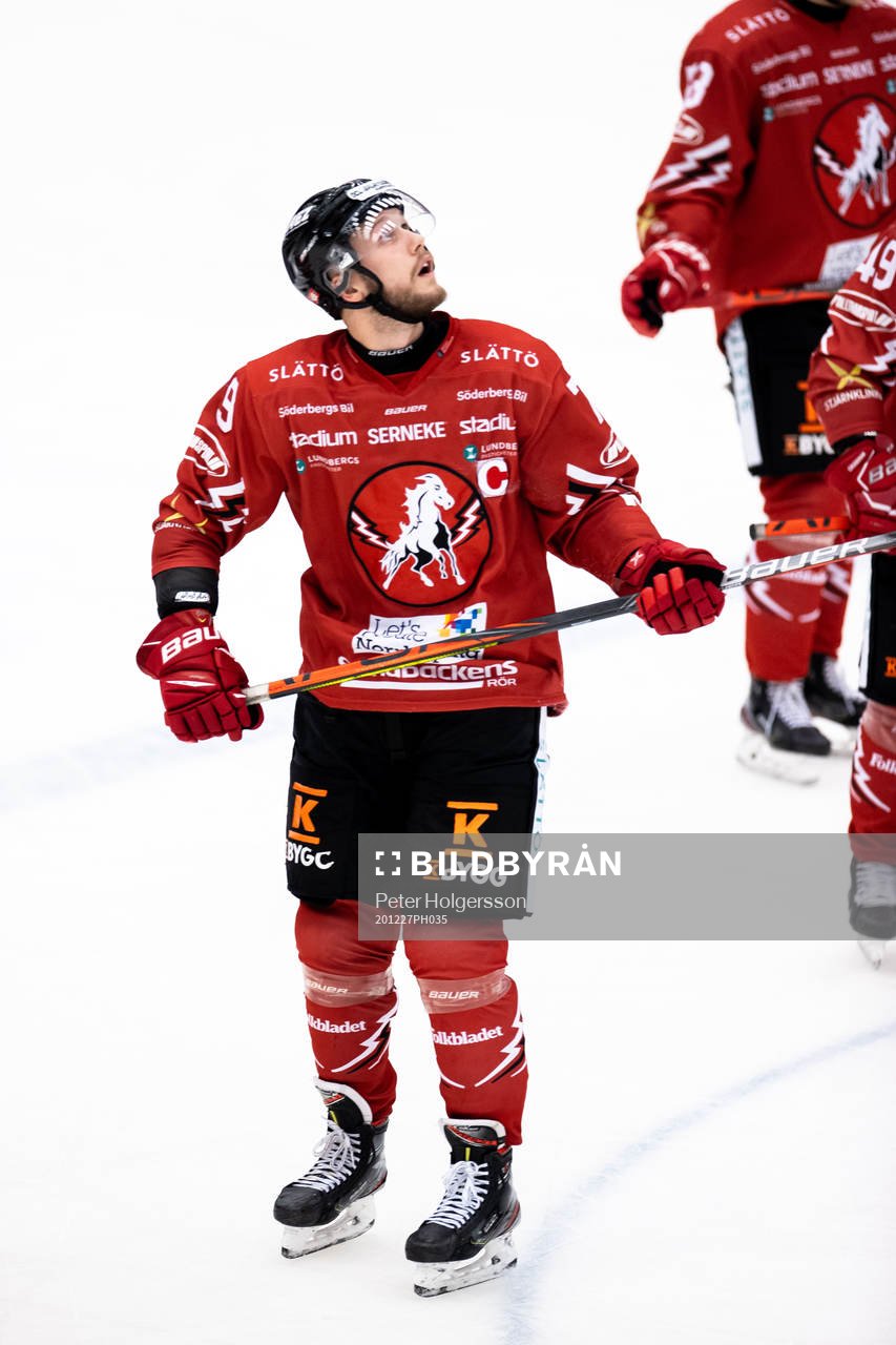 Vita Hästens Emil Lundberg ser sitt 3-2 mål bli granskat