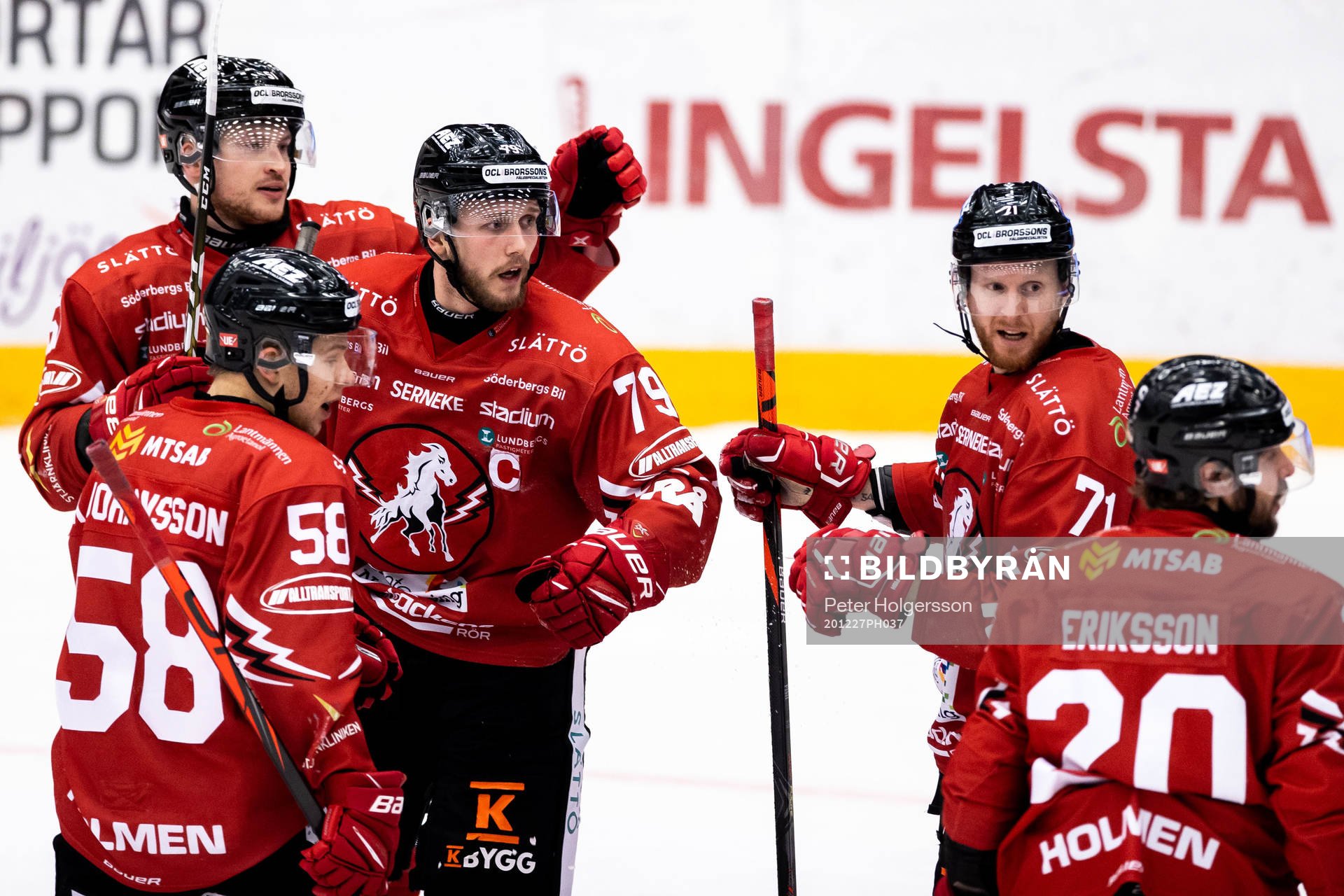 Vita Hästens Emil Lundberg jublar med lagkamrater