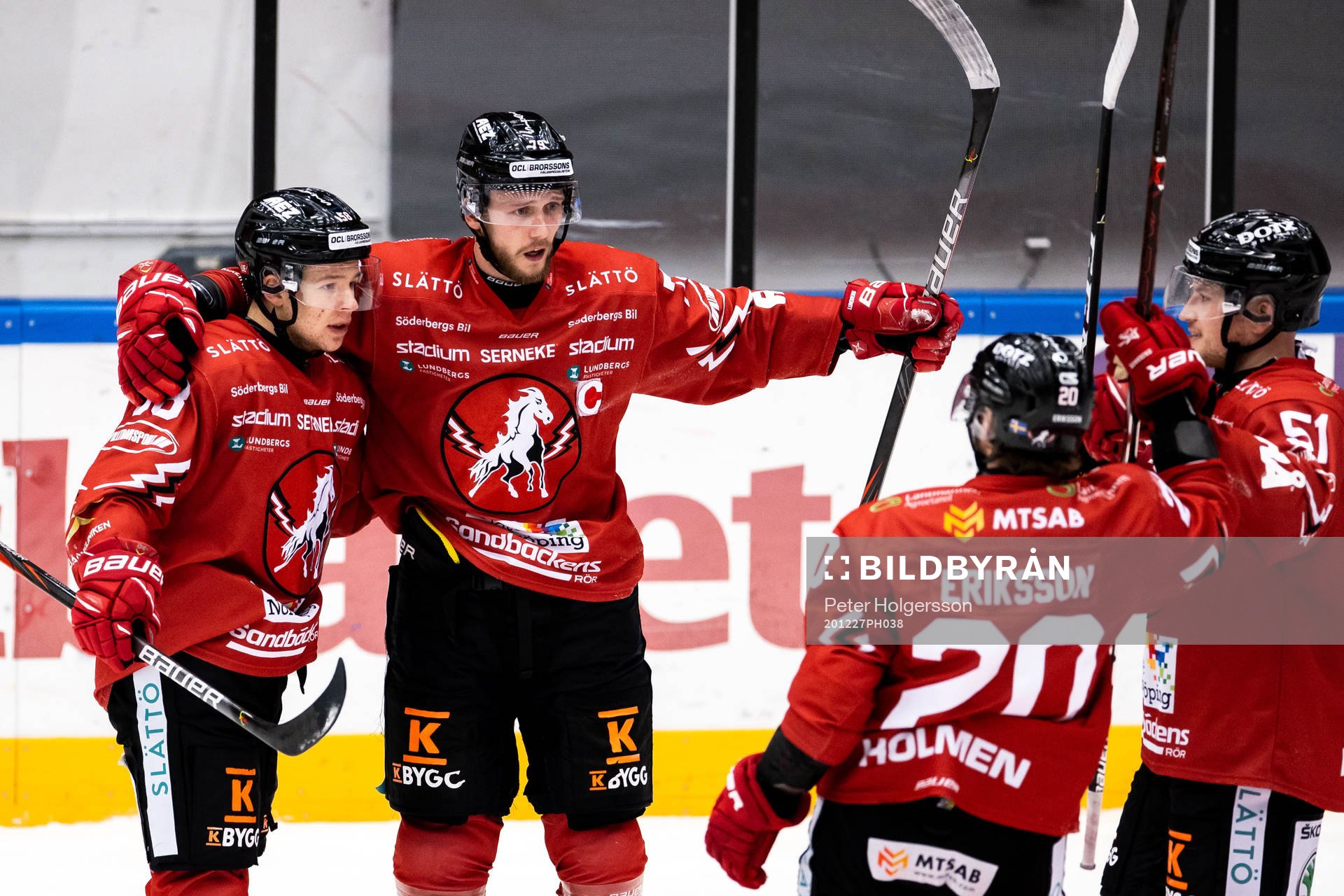 Vita Hästens Emil Lundberg jublar med lagkamrater